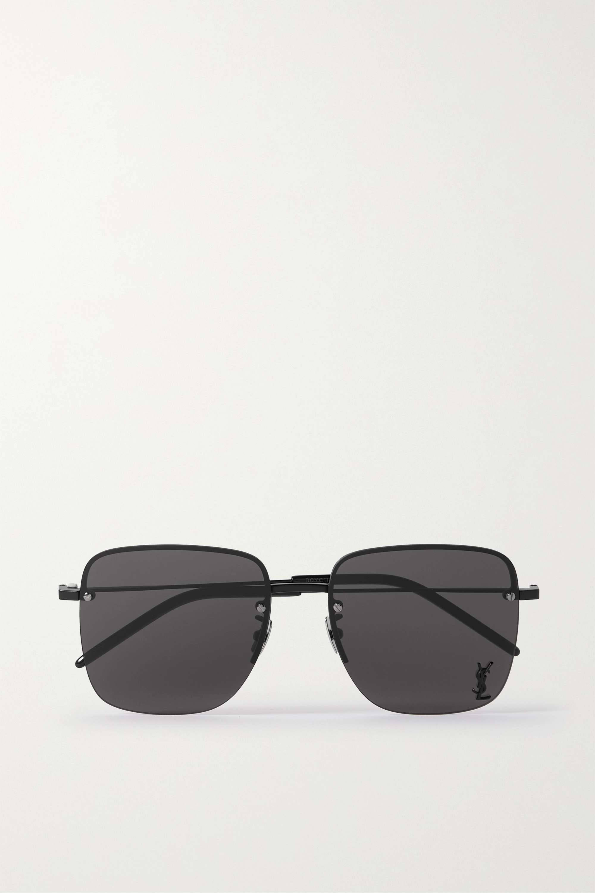 Sunglasses 桌布 壁紙 — 極簡黑色長方形太陽眼鏡，深灰色鏡片，帶YSL標誌，置於純白背景上。