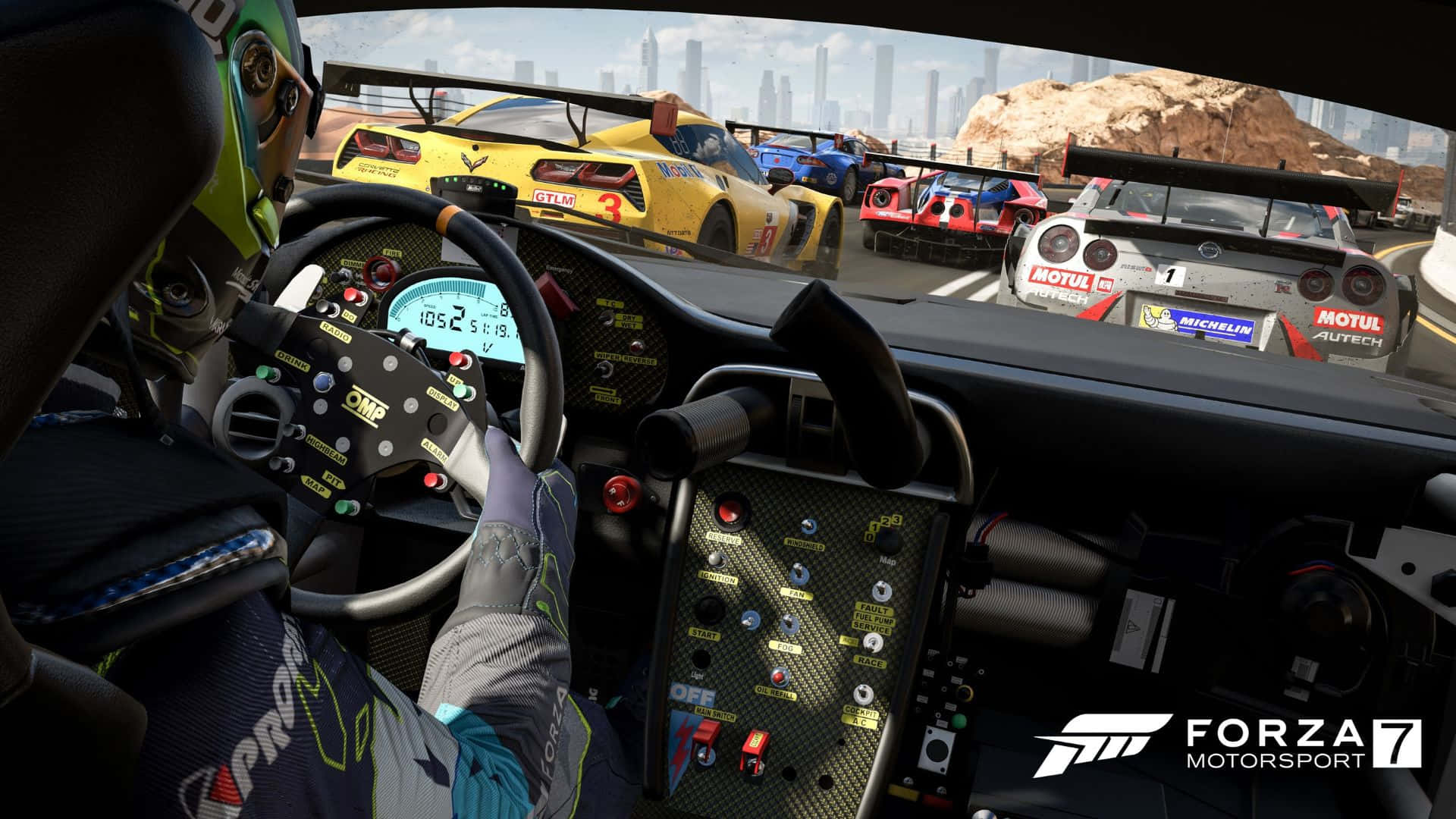 Forza Motorsport 7 桌布 壁紙 — 《極限競速7》中從賽車手駕駛艙的第一人稱視角，多輛賽車在沙漠峽谷中飛馳。