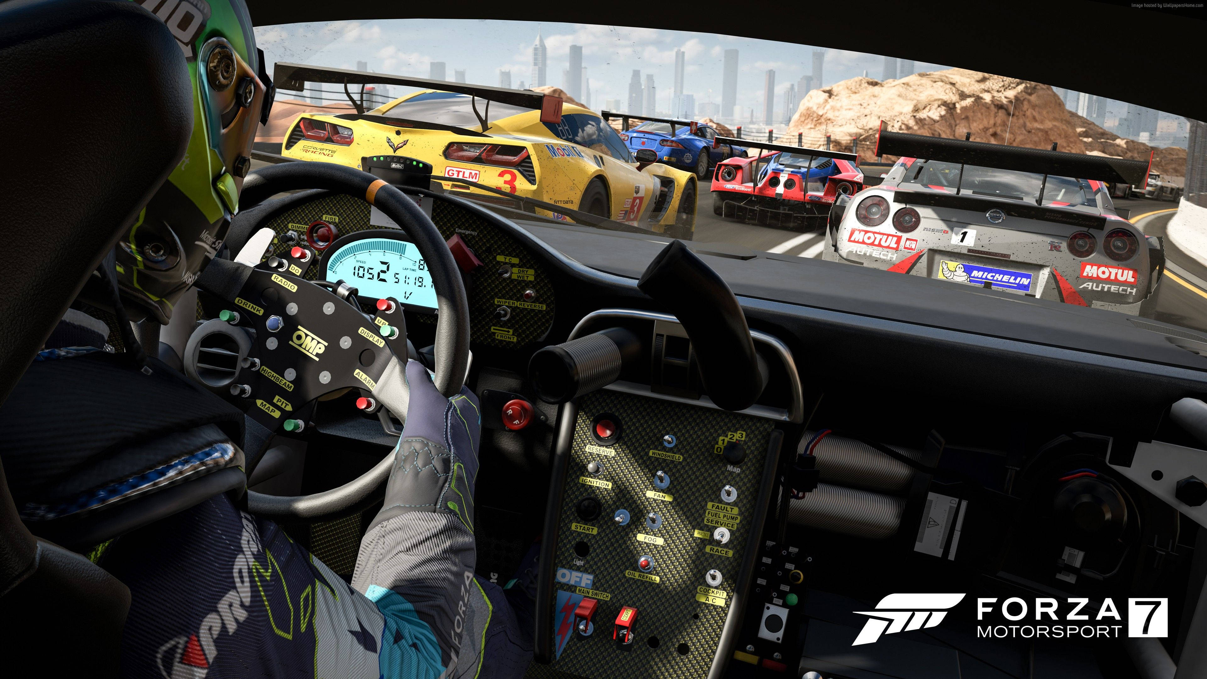 Motorsport 桌布 壁紙 — 《極限競速7》中賽車手駕駛艙的第一人稱視角，多輛賽車在蜿蜒的賽道上。