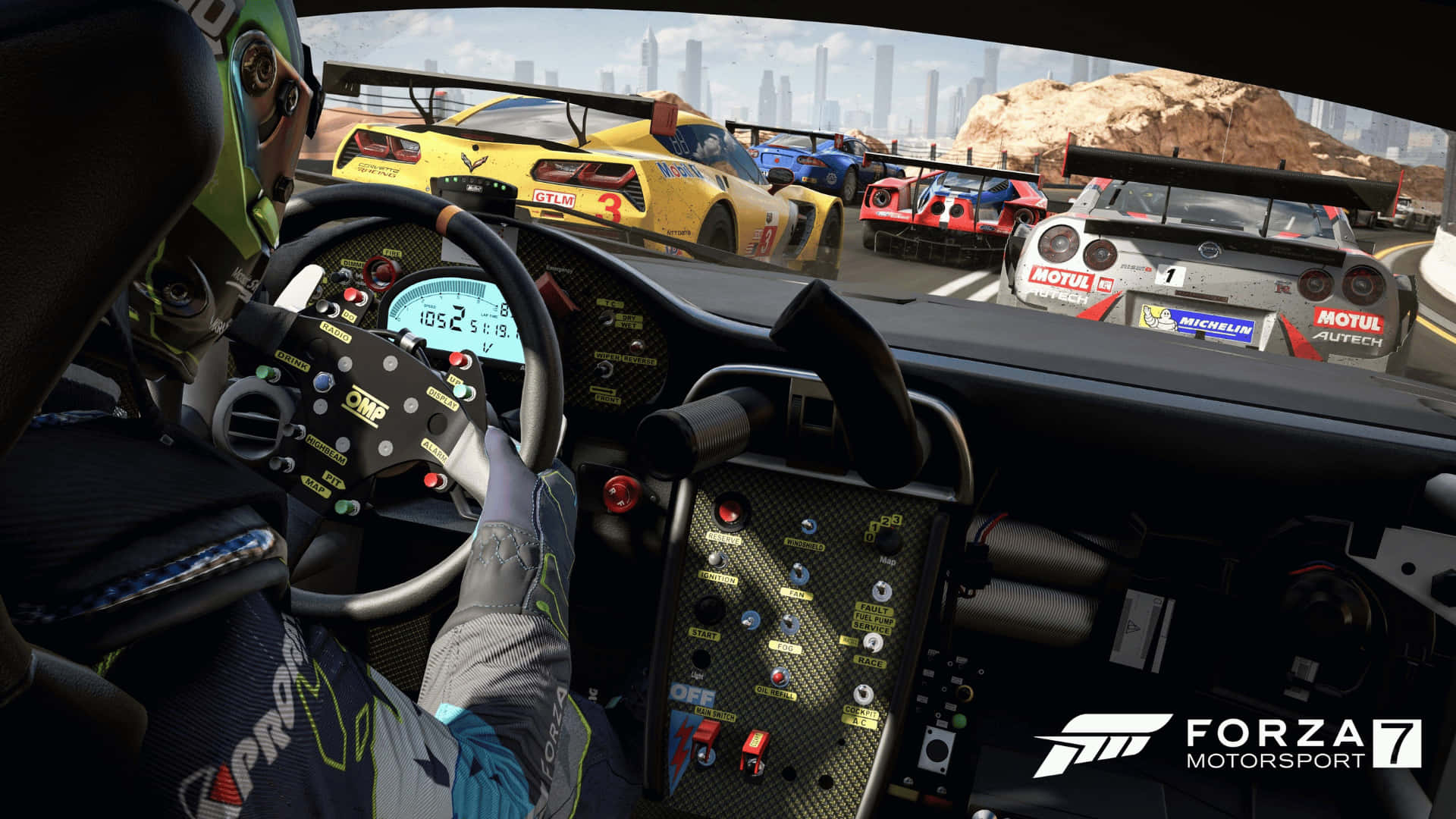 1080p Forza Motorsport 7 桌布 壁紙 — 《極限競速7》中賽車手駕駛艙的第一人稱視角，多輛賽車在沙漠峽谷中疾馳。