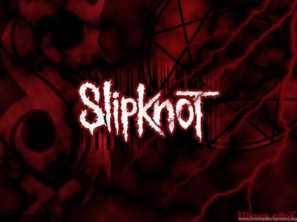 Slipknot 桌布 壁紙 — 樂團名稱 Slipknot 以鋸齒狀白色字體出現在深紅色背景上，帶有神秘符號和閃電效果。