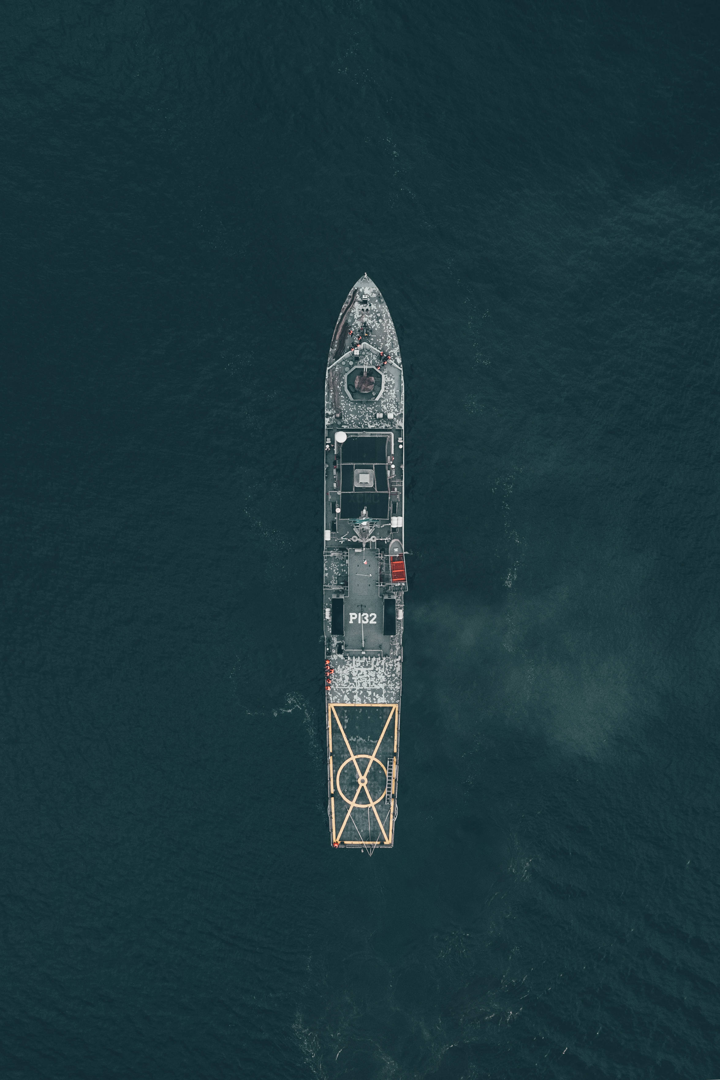 Warship 桌布 壁紙 — 標記為P132的軍用船隻在深藍綠色海洋中獨自航行的鳥瞰圖。