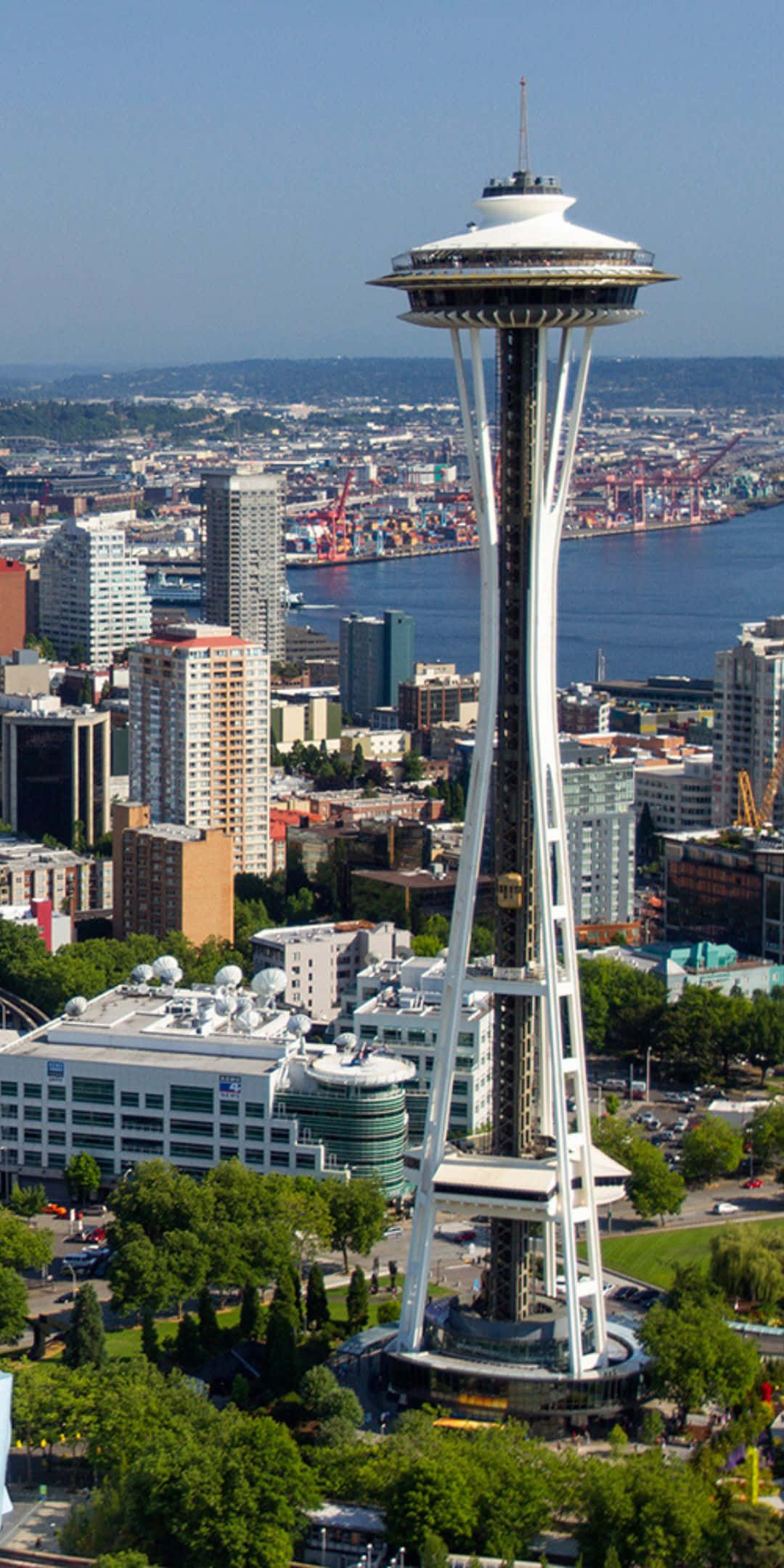 Pixel 3 Seattle 桌布 壁紙 — 標誌性太空針塔的鳥瞰圖，聳立於西雅圖的城市天際線之上，背景是海濱和港口。