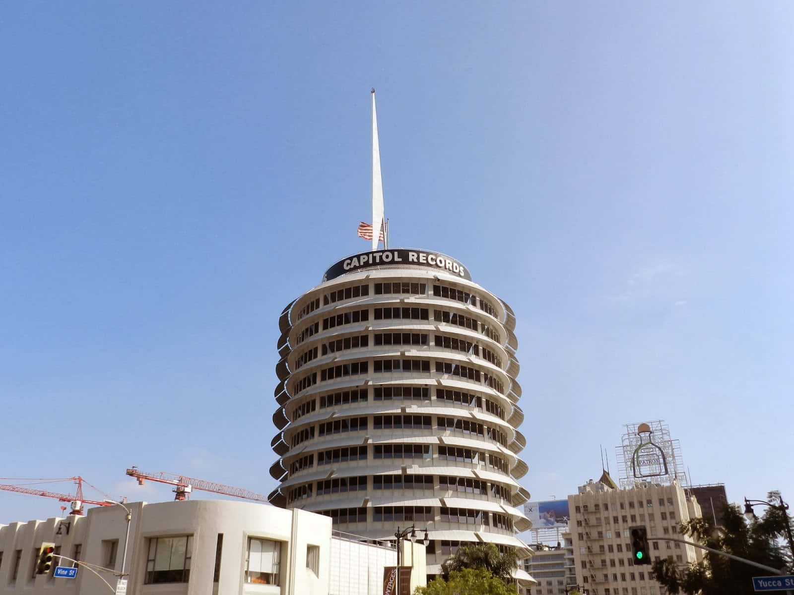 View 桌布 壁紙 — 標誌性的 Capitol Records 大樓在晴朗的藍天下聳立，擁有獨特的圓形設計和尖頂。