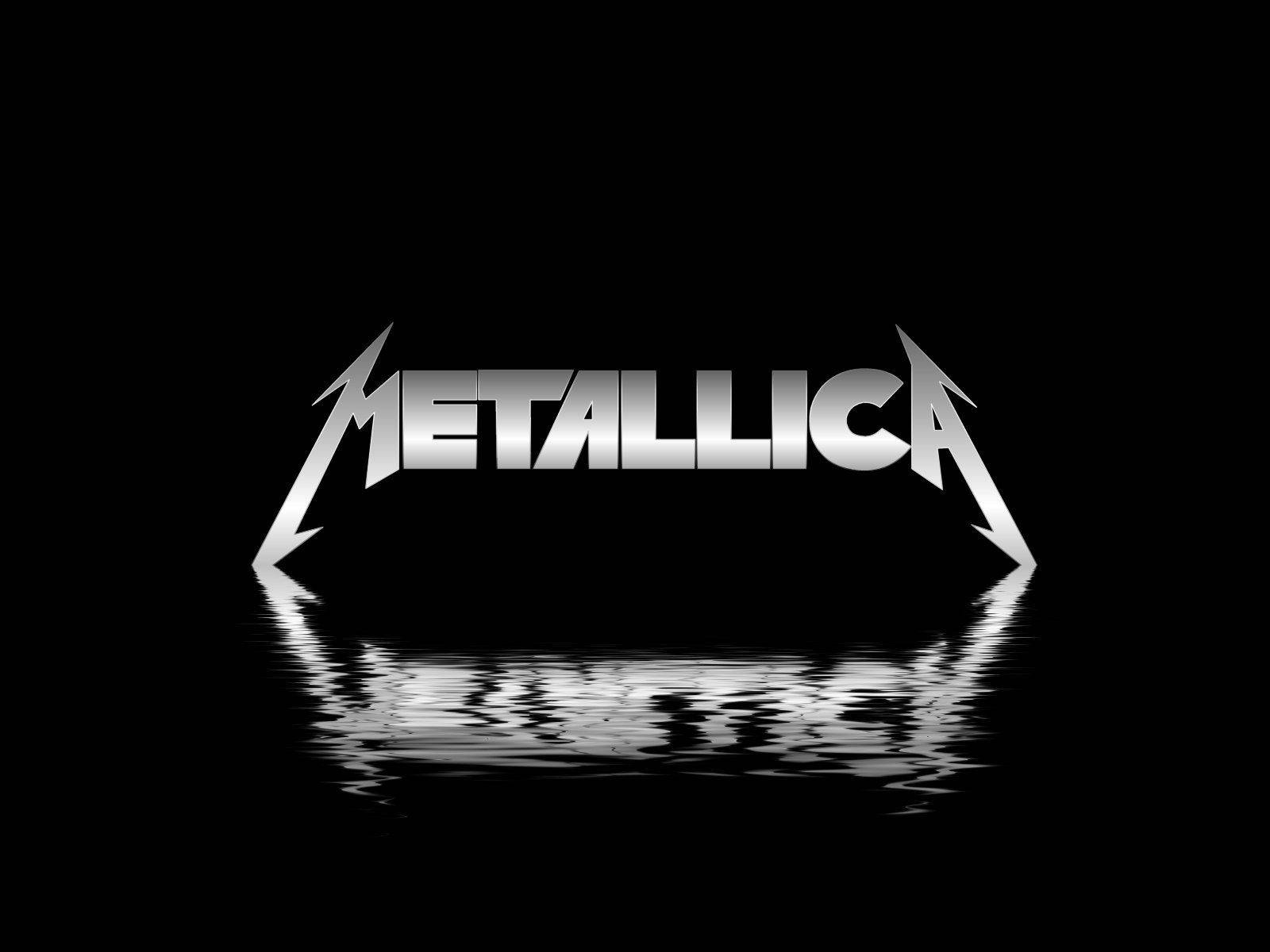 金屬製品樂團 桌布 壁紙 — 標誌性的 Metallica 標誌在黑色背景上閃耀著金屬銀色，完美倒映在下方漣漪的水面上。