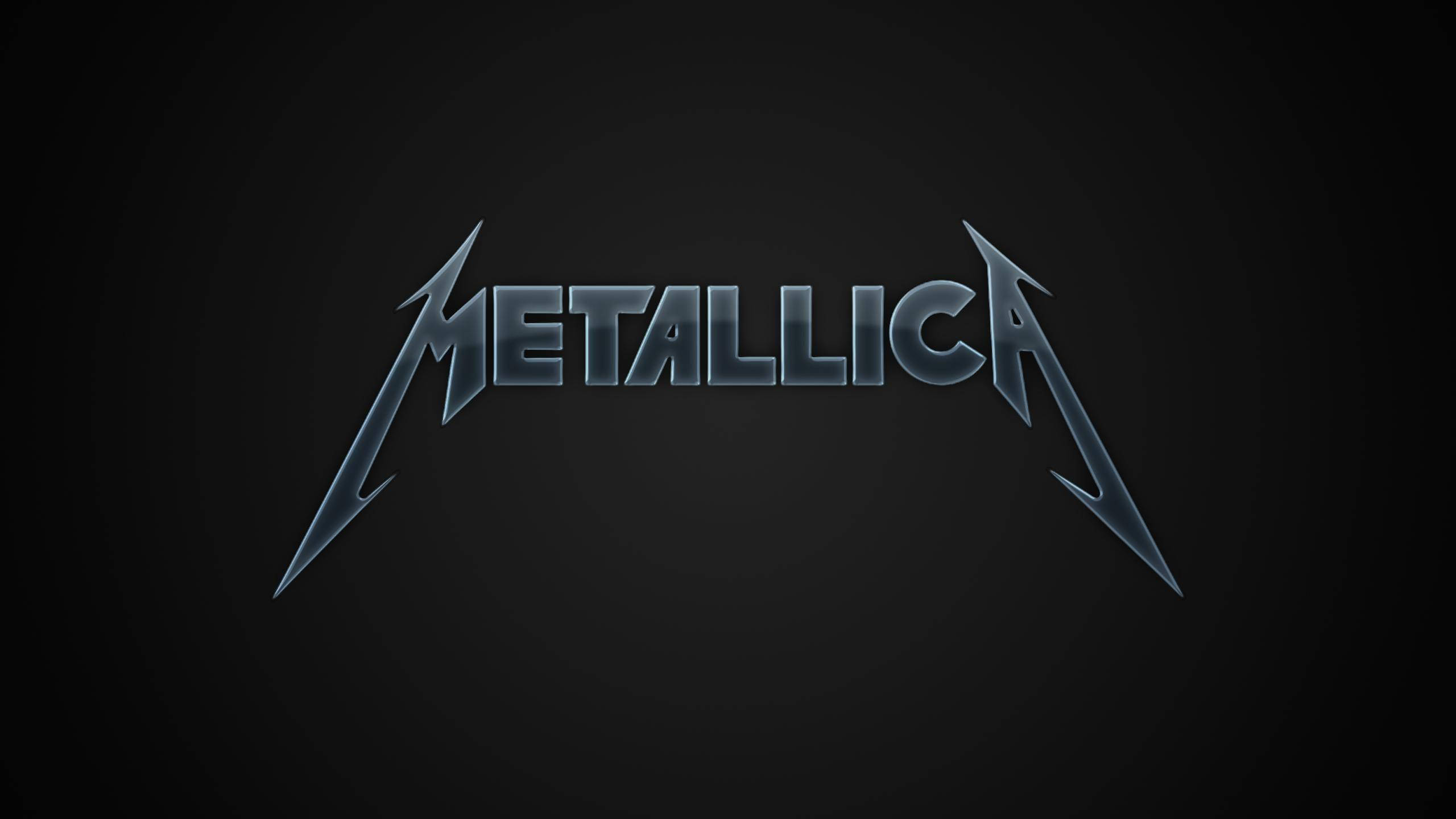 金屬製品樂團 桌布 壁紙 — 標誌性的 Metallica 標誌在深色漸變背景上閃耀著金屬藍色。