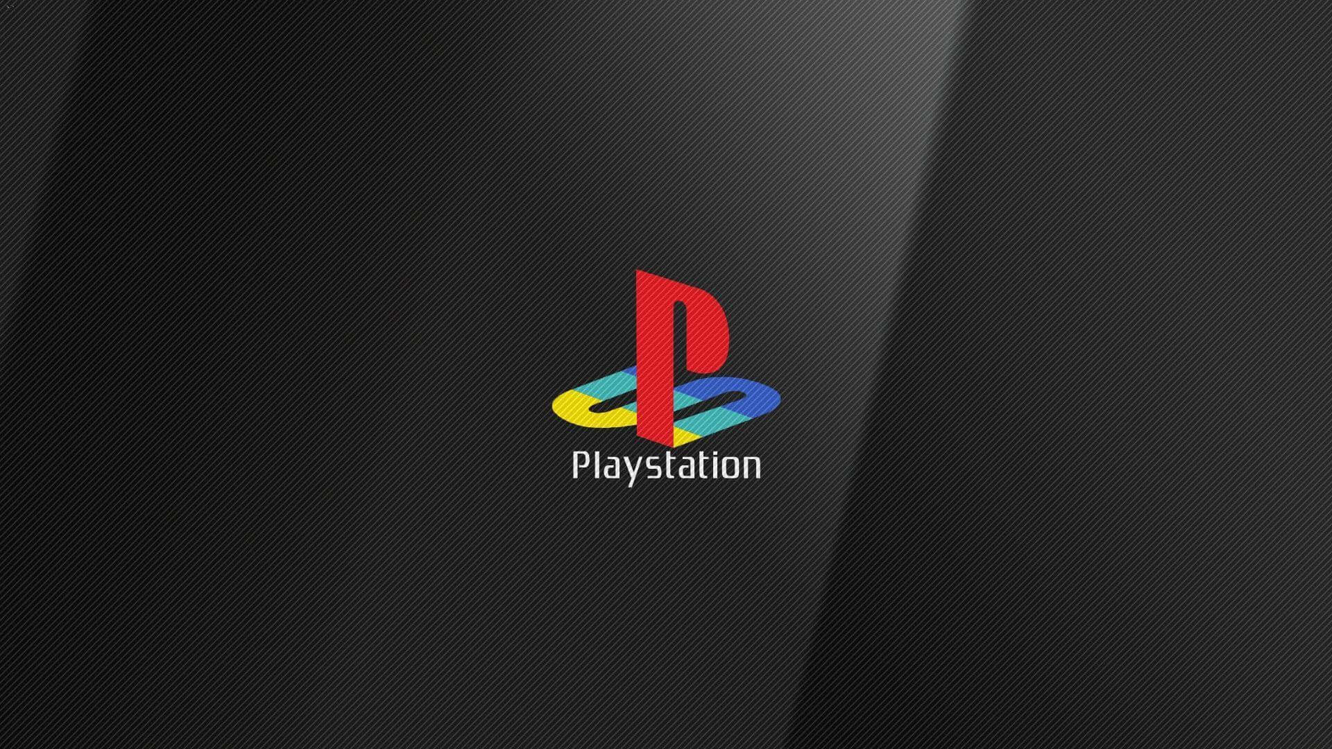 PlayStation 桌布 壁紙 — 標誌性的 PlayStation 標誌在帶有斜向光線條紋的時尚黑色紋理背景上以鮮豔色彩發光。