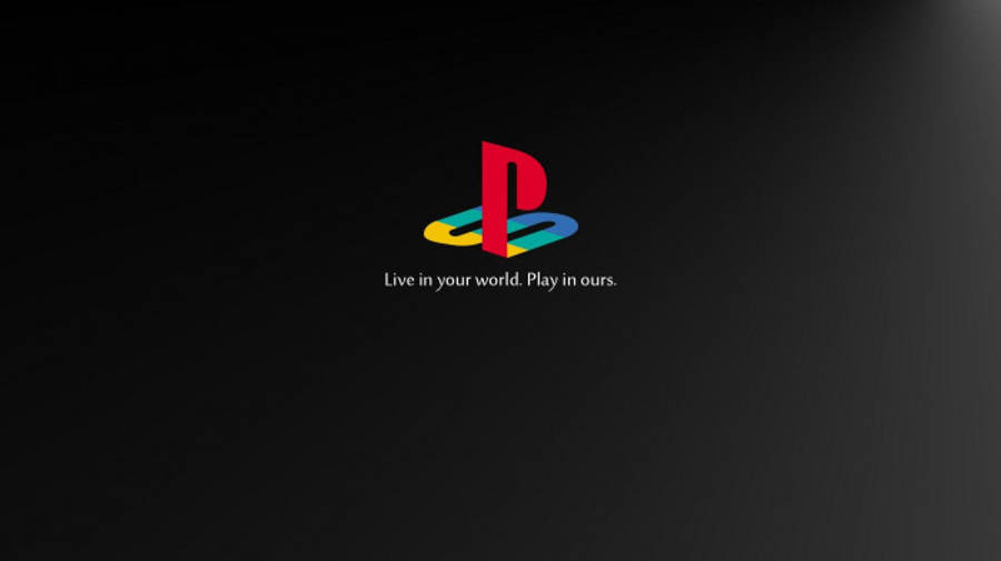 PlayStation 桌布 壁紙 — 標誌性的 PlayStation 標誌在深色漸變背景上以鮮豔的紅、黃、藍色發光，下方附有標語。