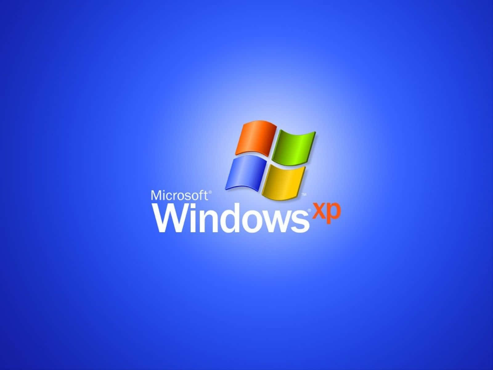 Windows XP 桌布 壁紙 — 標誌性的 Windows XP 標誌在藍色漸變背景上明亮發光，背後散發出柔和的光線。