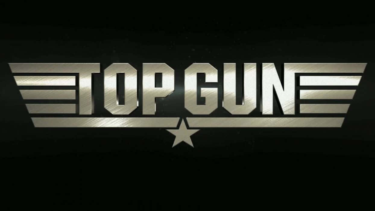 Top Gun 桌布 壁紙 — 標誌性的《捍衛戰士》標誌以拉絲金屬質感在深色背景上閃耀，下方有一顆星星。