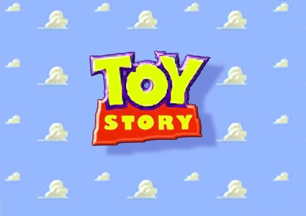 Toy Story Cloud 桌布 壁紙 — 標誌性的《玩具總動員》標誌以粗體黃色和紅色字體浮現在點綴著蓬鬆白雲的淺藍色天空中。