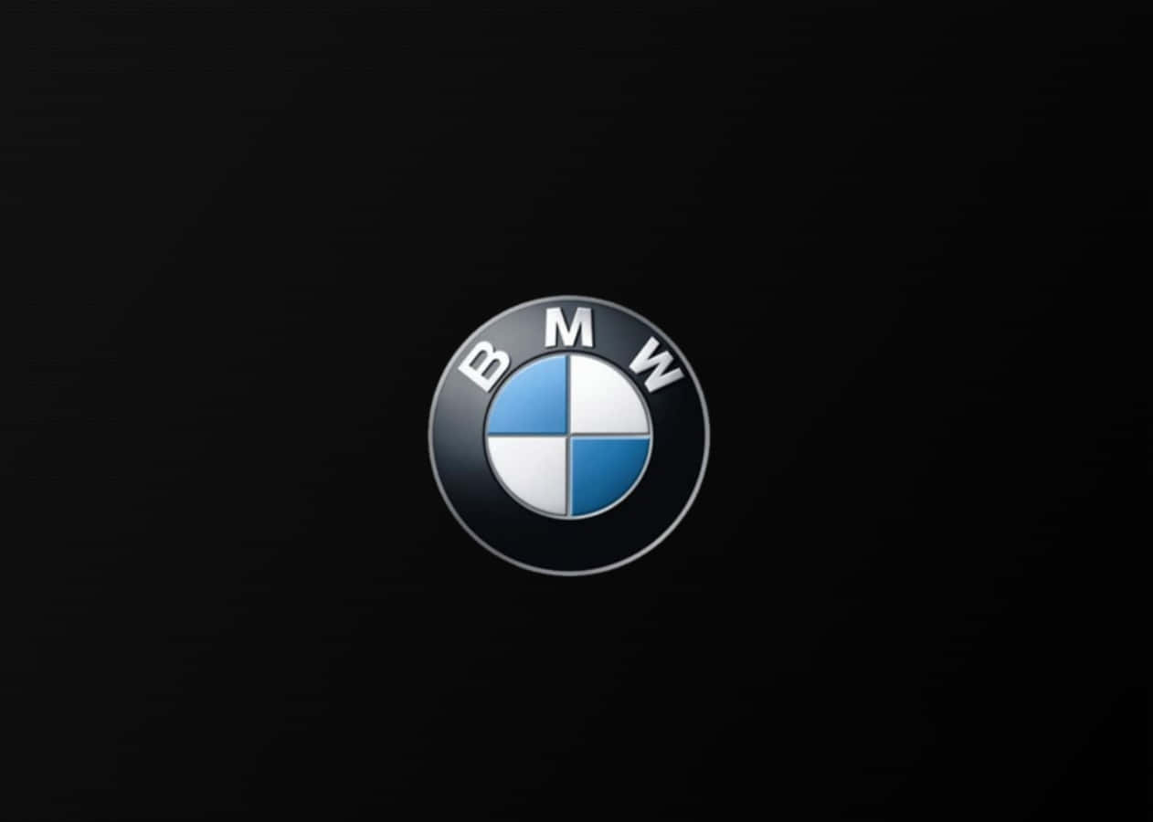 Bmw Logo 桌布 壁紙 — 標誌性的BMW標誌在深啞黑色背景上閃爍著金屬光澤。