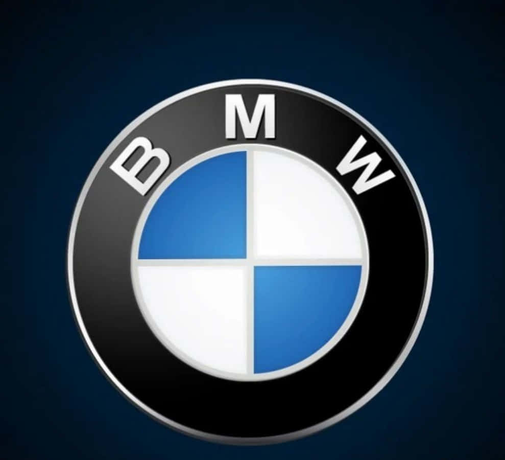 Bmw Logo 桌布 壁紙 — 標誌性的BMW標誌在深藍色漸變背景上閃耀著金屬光澤。