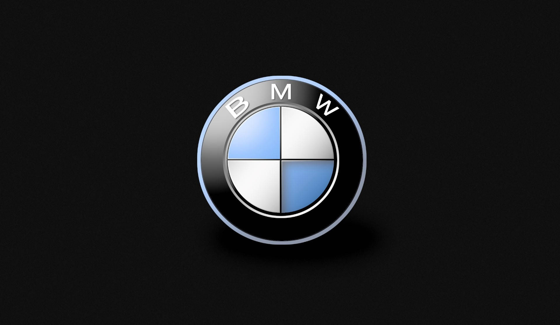 Black Bmw 桌布 壁紙 — 標誌性的BMW標誌在純黑背景上閃耀著金屬藍色和白色的四分之一圓。