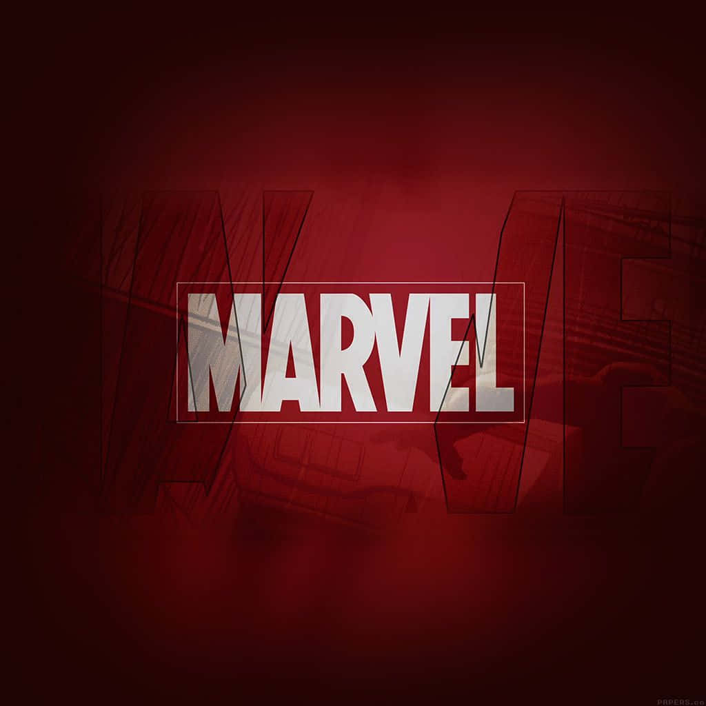 Marvel Logo 桌布 壁紙 — 標誌性的Marvel標誌以粗體白色在深紅色漸變背景上發光，帶有模糊的草圖輪廓。