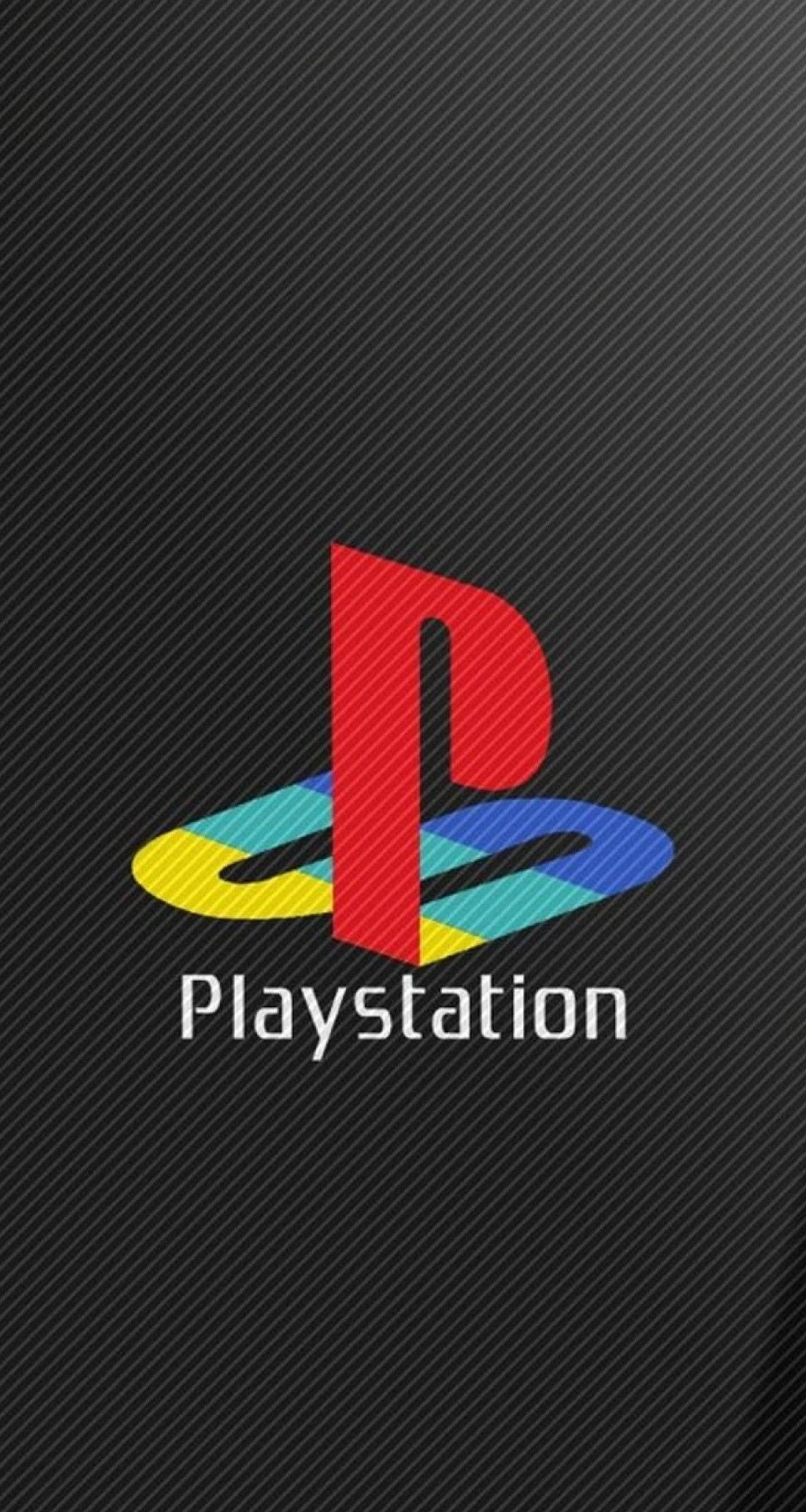 遊戲 桌布 壁紙 — 標誌性的PlayStation標誌以鮮豔的紅、黃、藍色在時尚的黑色碳纖維紋理背景上脫穎而出。