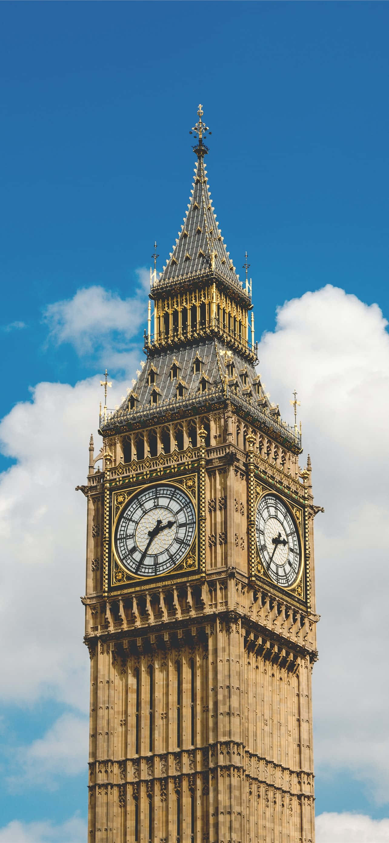 London iPhone 桌布 壁紙 — 標誌性的伊莉莎白塔鐘面在藍天白雲下高高聳立。
