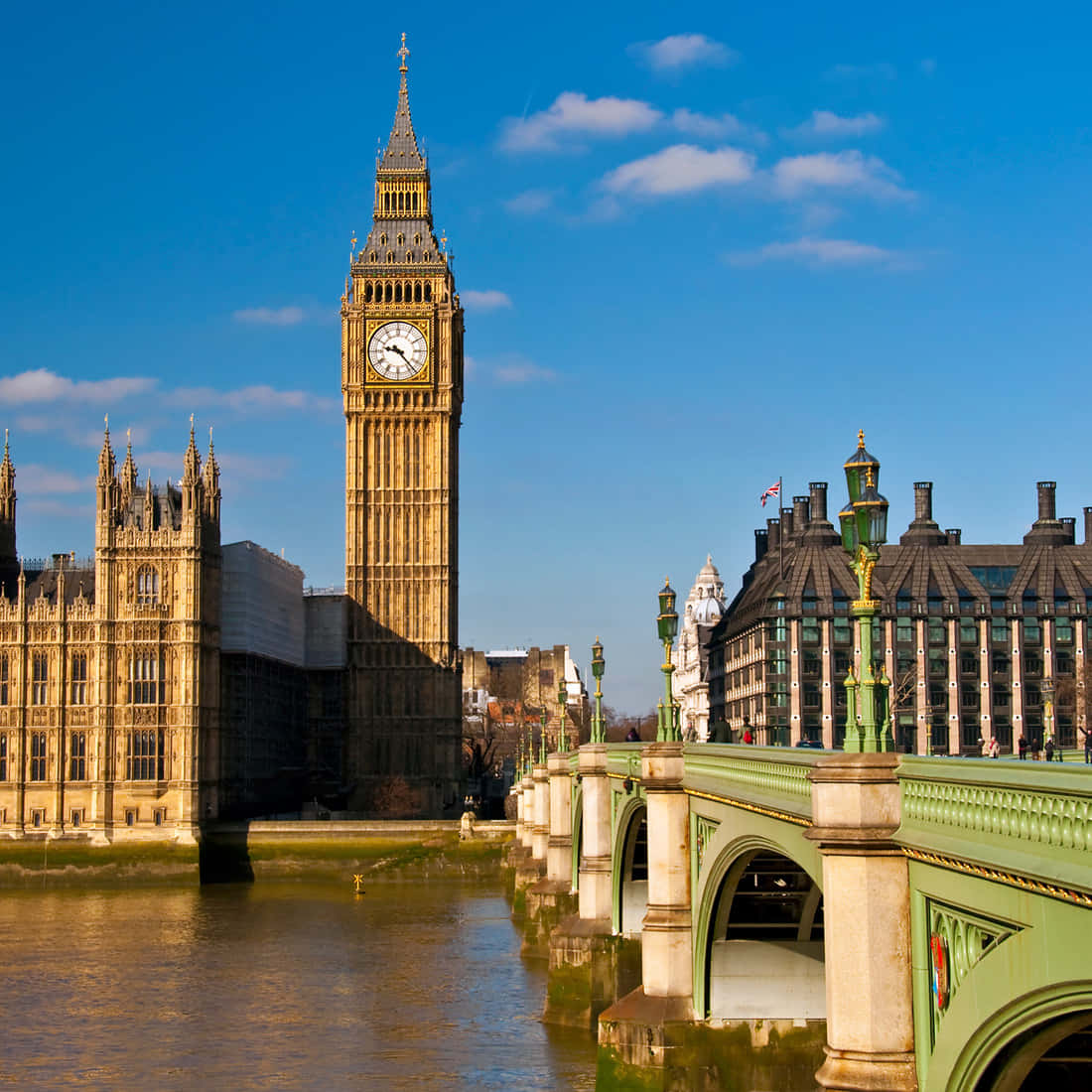 England 桌布 壁紙 — 標誌性的伊麗莎白塔和西敏橋在晴朗藍天和零星白雲下沐浴在金色陽光中。