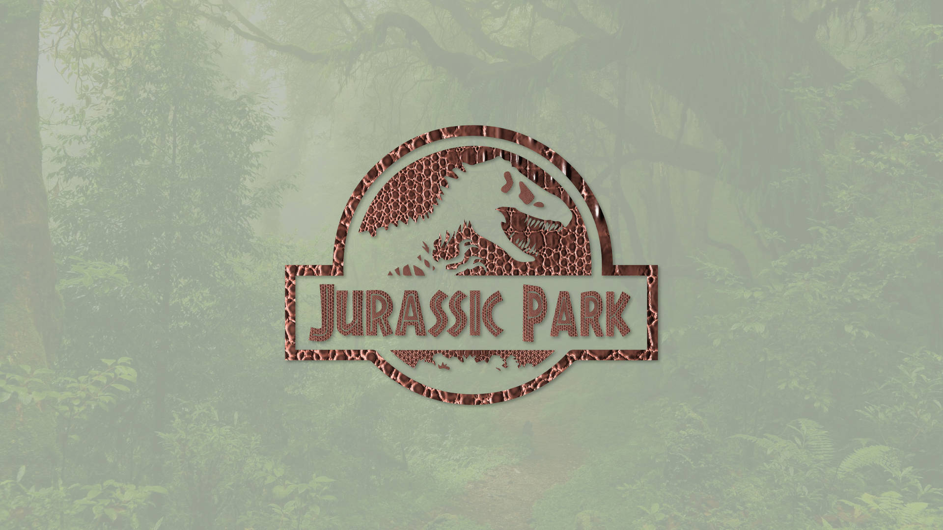  壁紙 — 標誌性的侏羅紀公園標誌從霧氣瀰漫的叢林背景中浮現，帶有紋理的石質字體。