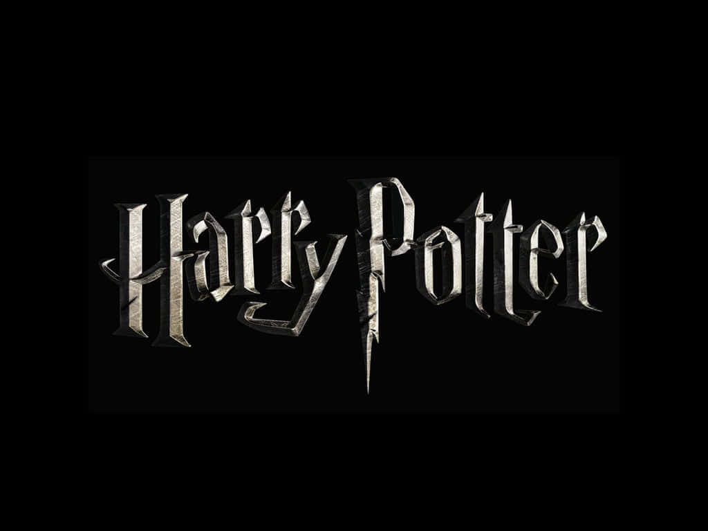Harry Potter Black And White 桌布 壁紙 — 標誌性的哈利波特標誌以金屬銀色字體在純黑背景上發光。