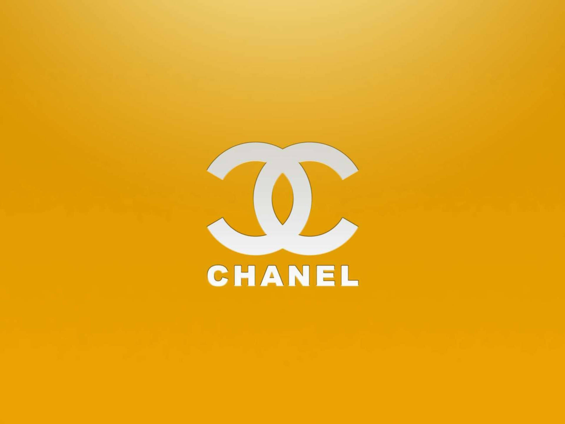 香奈兒標誌 桌布 壁紙 — 標誌性的白色 Chanel 標誌居中於漸變金黃色背景上。