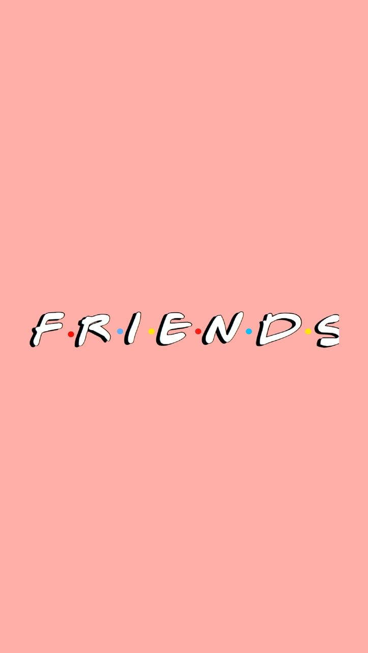 Pastel Pink iPhone 桌布 壁紙 — 標誌性的白色「FRIENDS」標誌帶有彩色圓點，居中放置在純色粉彩粉紅背景上。