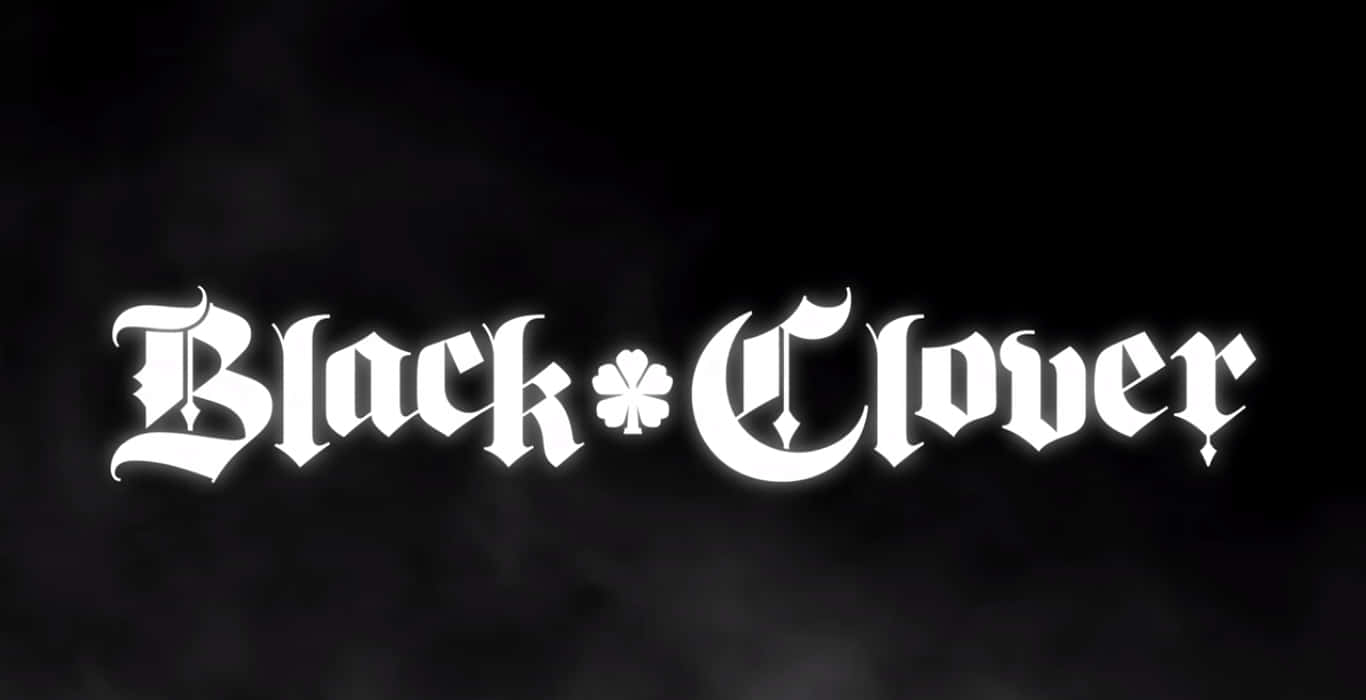 黑色五葉草 桌布 壁紙 — 標題 Black Clover 在黑暗煙霧背景上以華麗的白色字體發光。