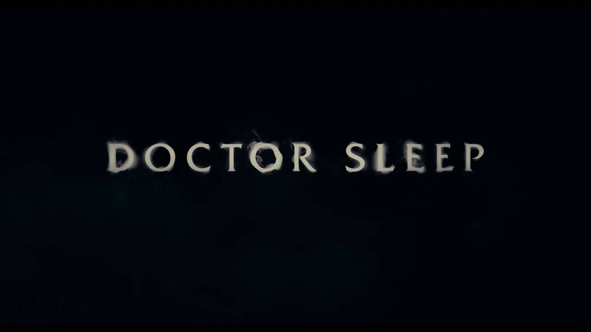 doctor sleep 桌布 壁紙 — 標題「DOCTOR SLEEP」在黑暗背景上以煙霧般的字母微弱發光。