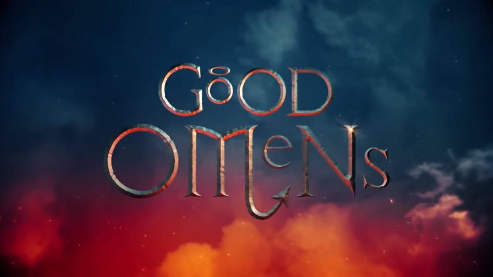 Good Omens 桌布 壁紙 — 標題 Good Omens 在火紅與深藍的戲劇性天空襯托下，以金屬邊緣閃耀發光。