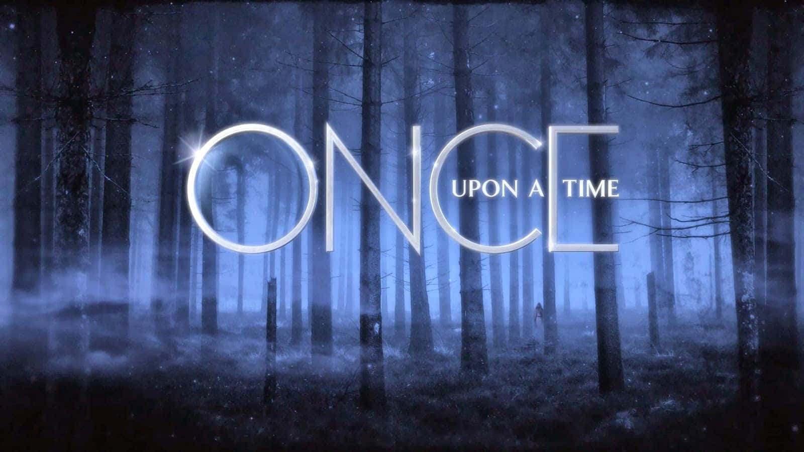 Once Upon A Time 桌布 壁紙 — 標題「ONCE UPON A TIME」以銀色字母在夜間霧氣瀰漫的藍色森林中閃耀，雪花飄落。