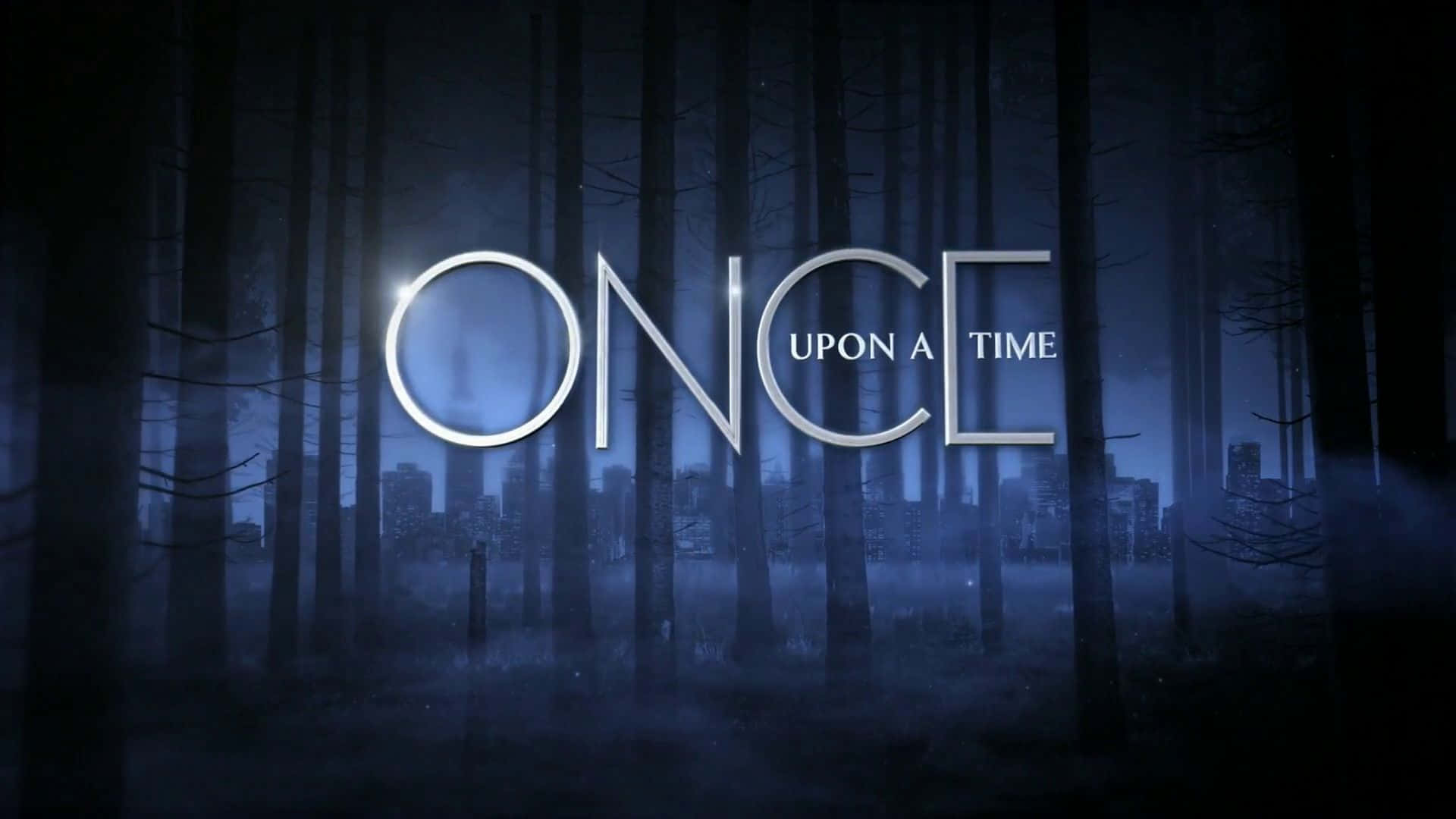Once Upon A Time 桌布 壁紙 — 標題「ONCE UPON A TIME」以銀色字體在迷霧籠罩的黑暗森林和遠處城市剪影中閃耀。