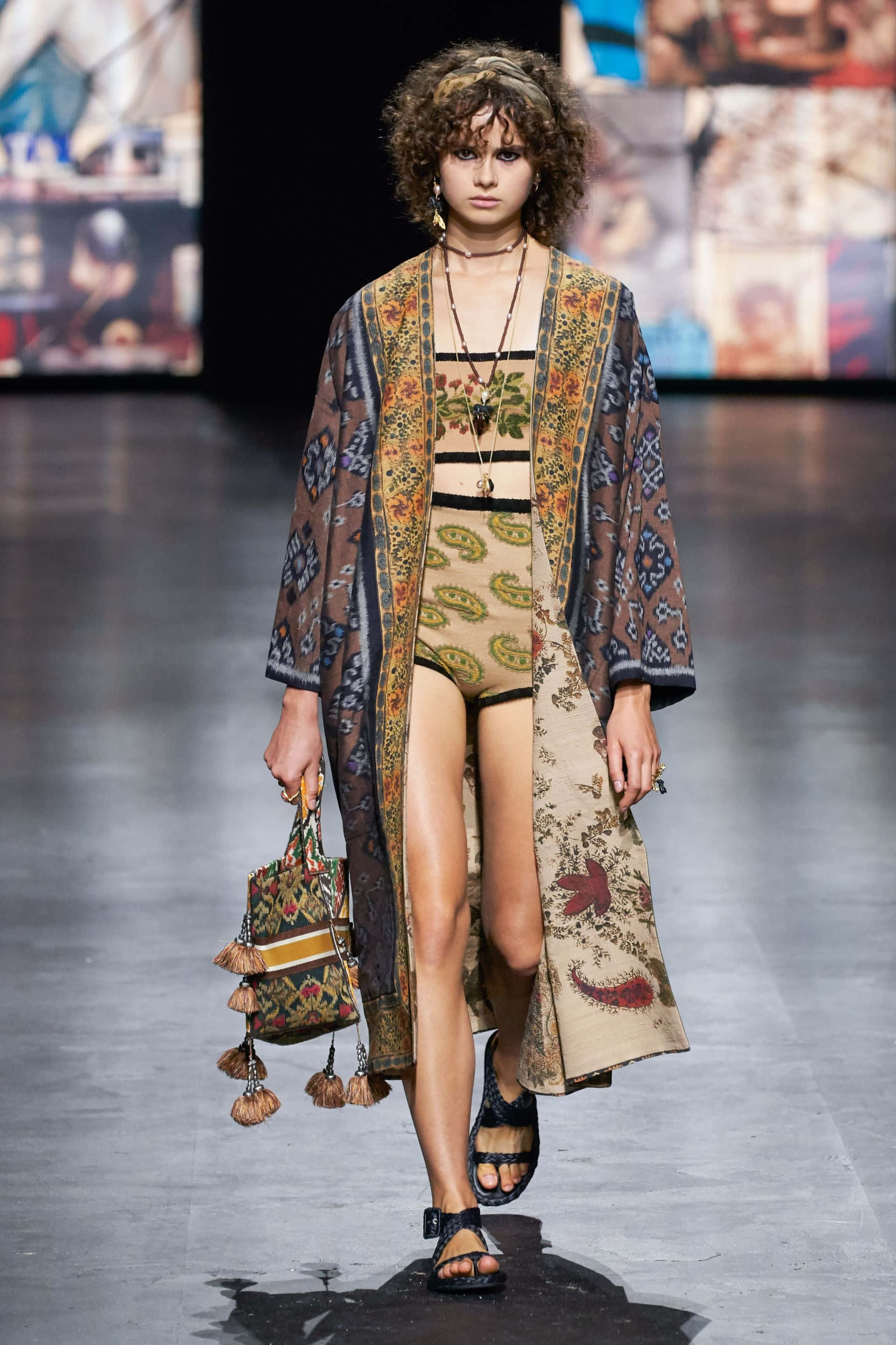 Spring Fashion 桌布 壁紙 — 模特兒在明亮的舞台燈光下，穿著波希米亞圖案的和服及相配的手袋走秀。