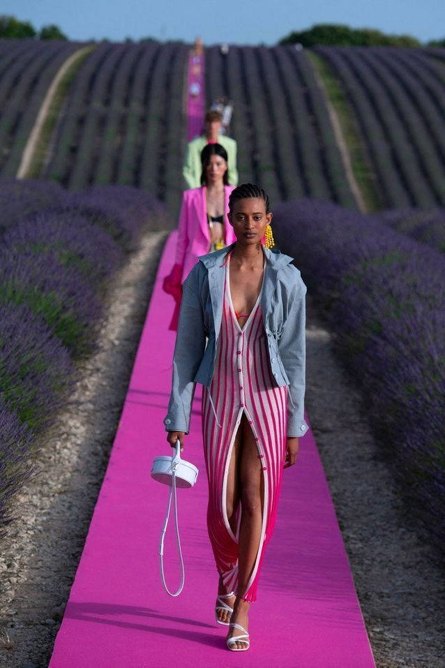 Fashion Model 桌布 壁紙 — 模特兒在晴朗的藍天下，自信地走在鮮粉紅色的伸展台上，穿過一望無際的紫色薰衣草田。
