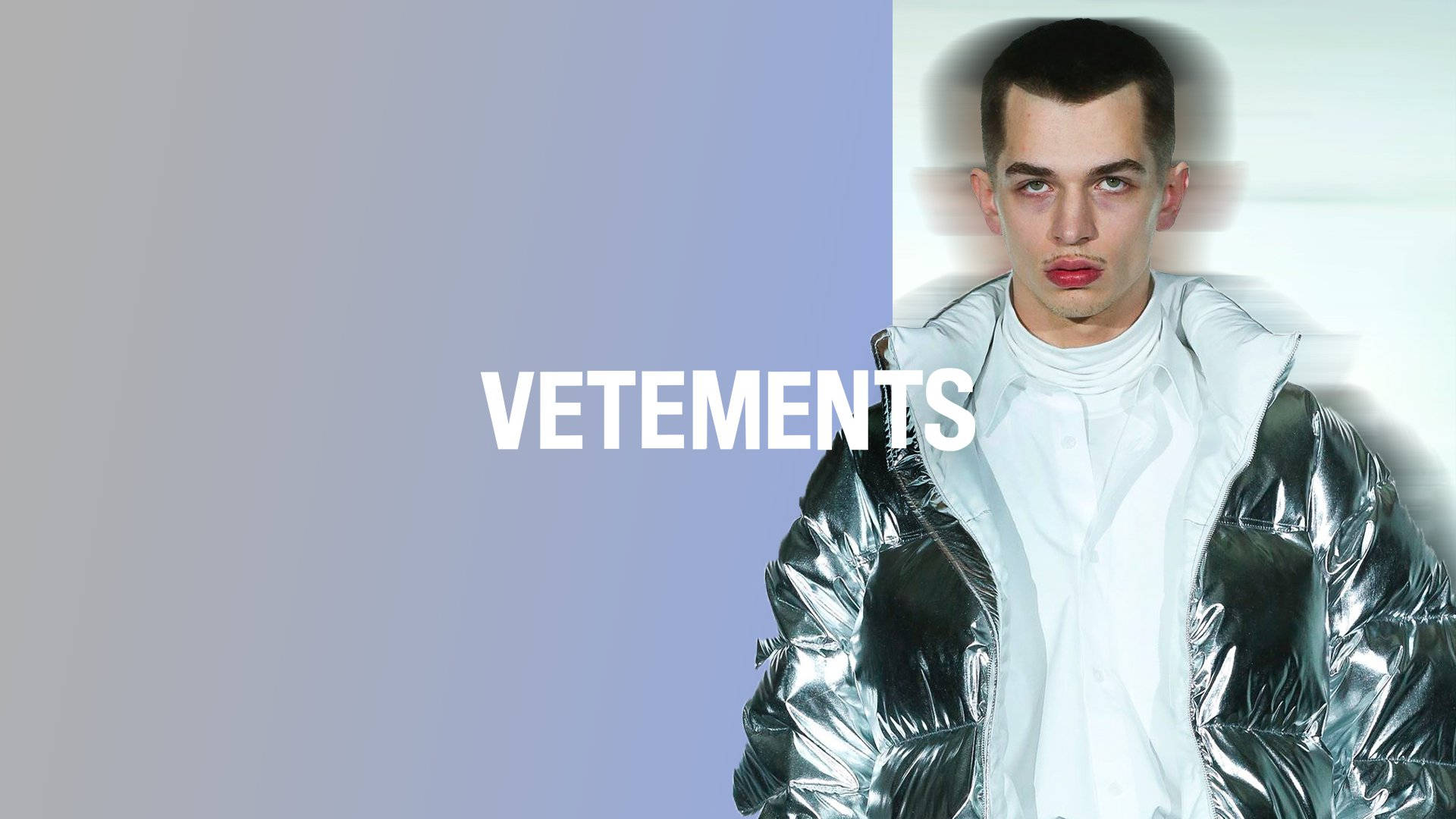 vetements 桌布 壁紙 — 模特兒穿著閃亮銀色羽絨外套和白色襯衫，在藍白分割背景上帶有「VETEMENTS」文字，眼神強烈。