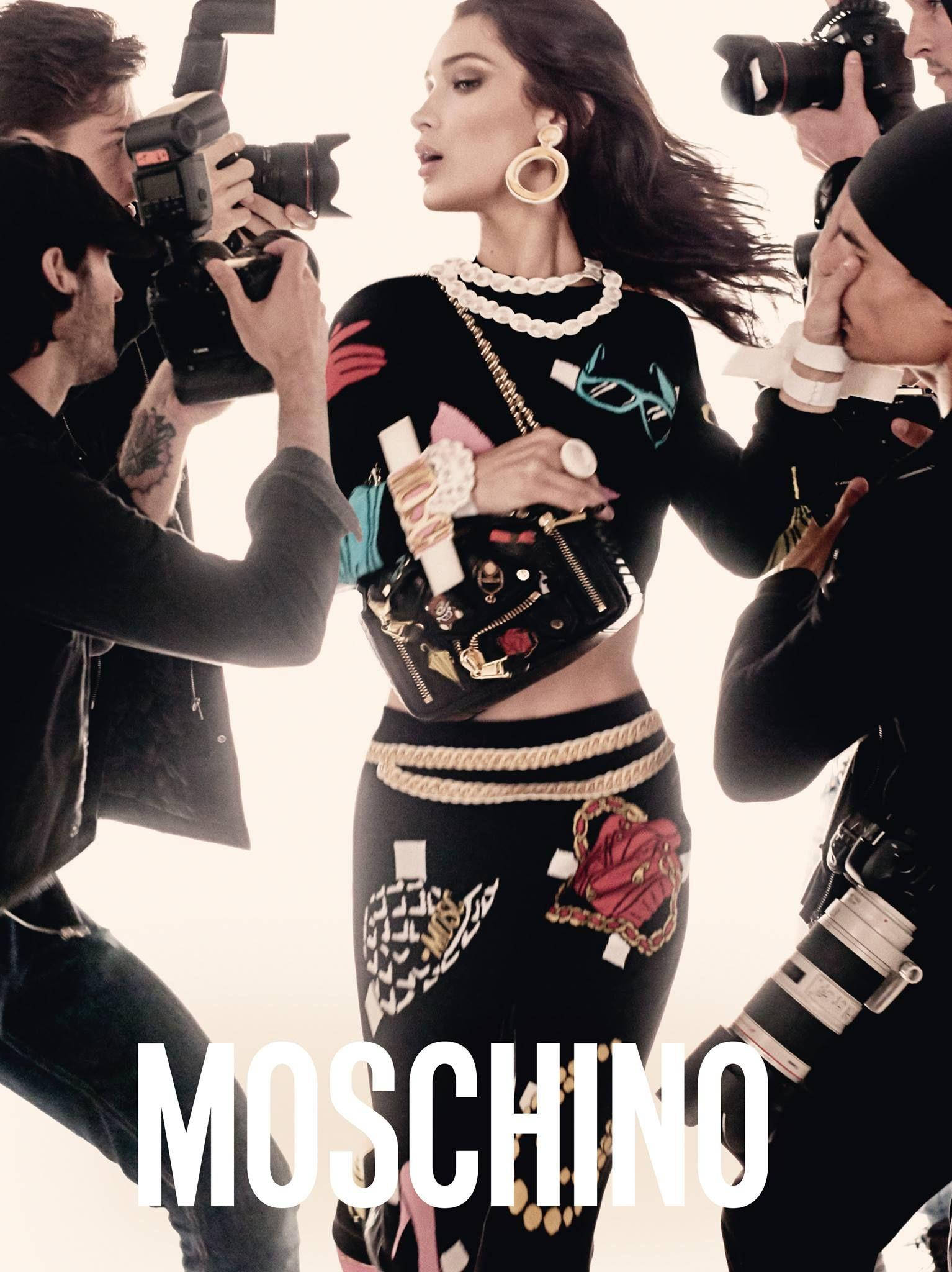 moschino 桌布 壁紙 — 模特兒身穿大膽的 Moschino 服裝，在充滿活力的時尚拍攝中被攝影師包圍擺姿勢。
