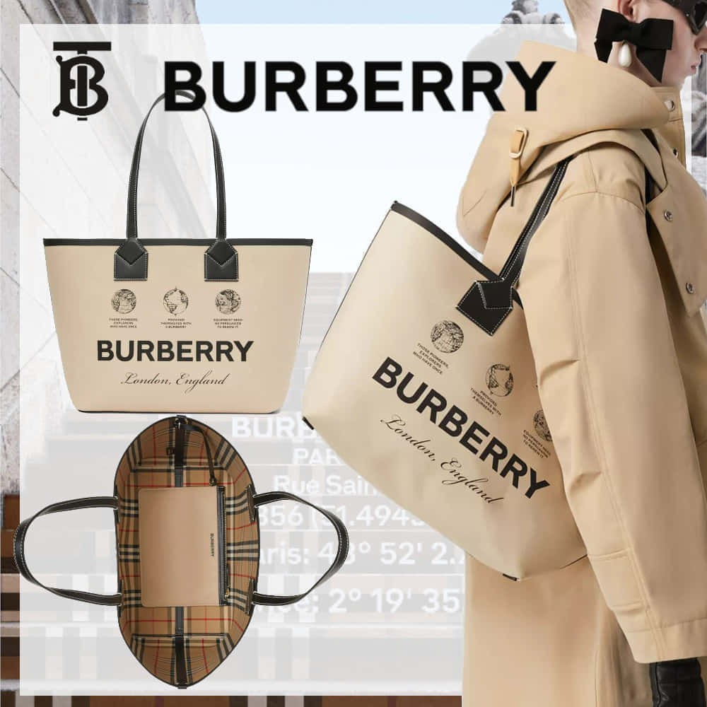 Burberry 桌布 壁紙 — 模特兒身穿米色Burberry風衣，展示一款帶有黑色飾邊和品牌標誌的米色手提袋，背景是模糊的城市景觀。