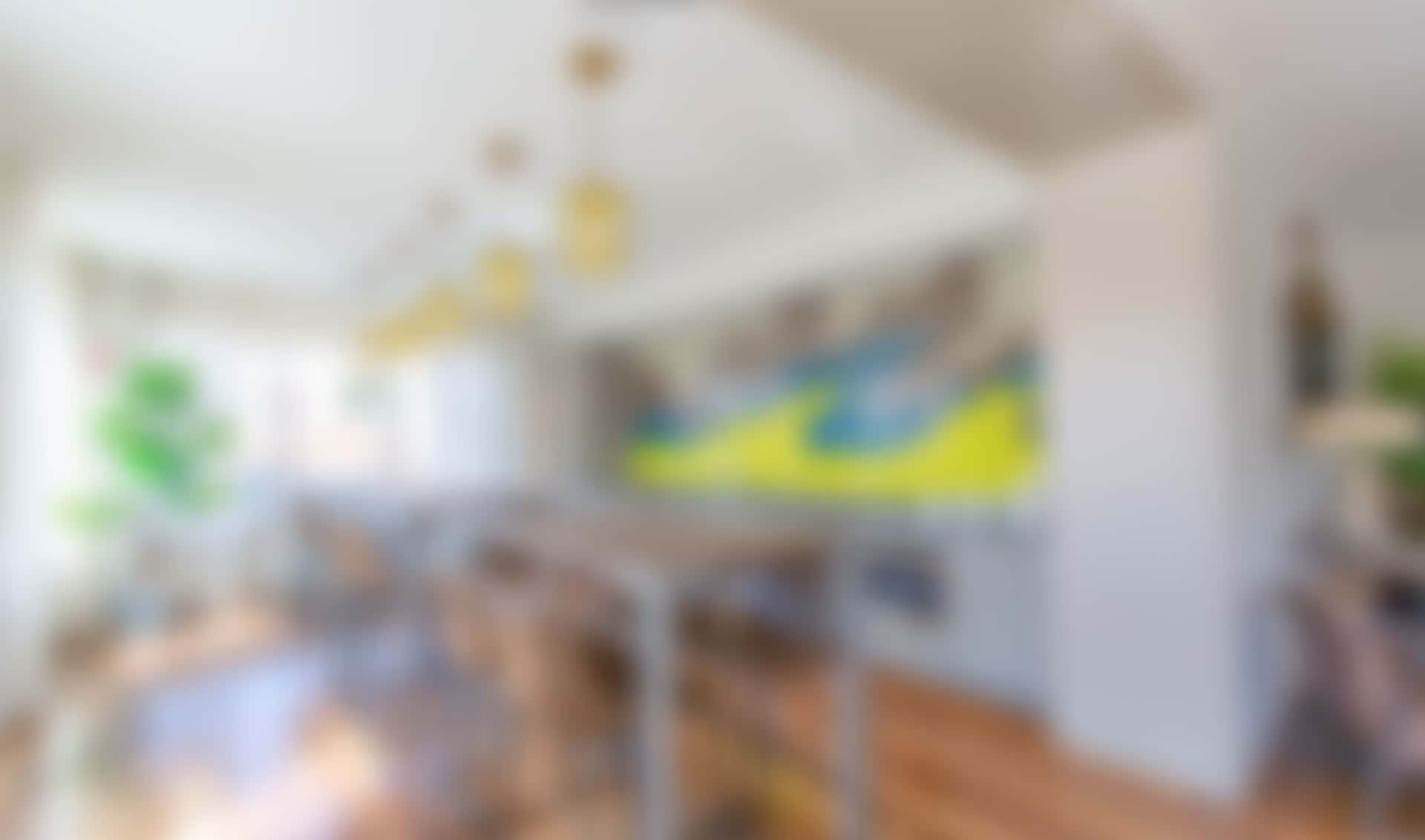 舒適的現代家居室內設計，配有木地板和抽象牆面藝術。 — Google Meet 壁紙