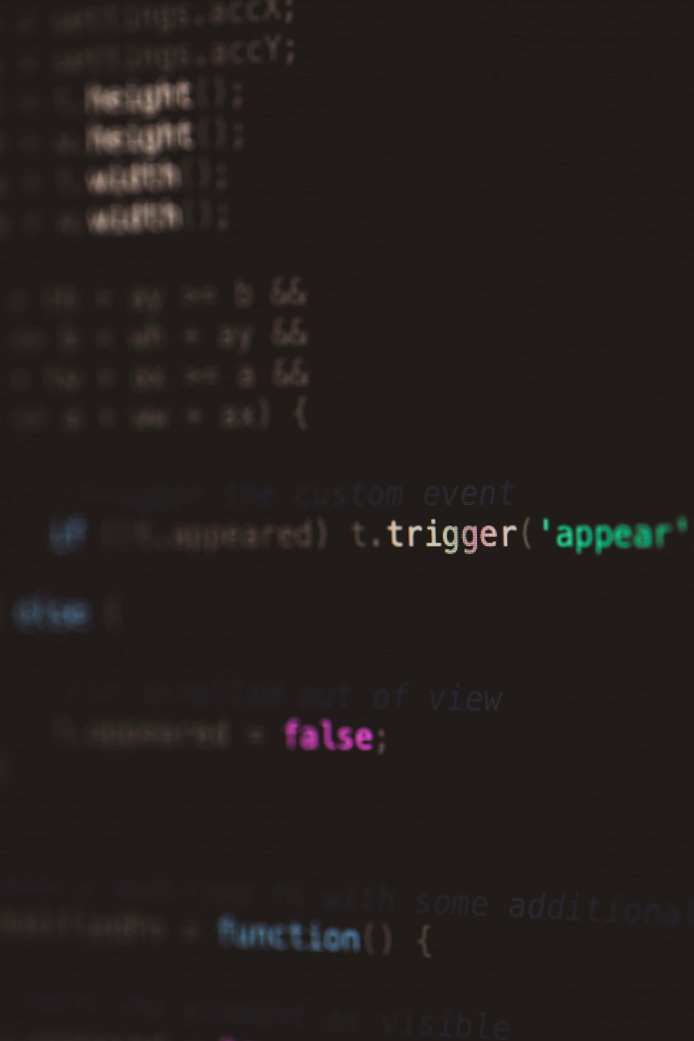 Code 桌布 壁紙 — 模糊的發光程式碼線條在黑暗背景中漂浮，呈現數位程式設計場景。