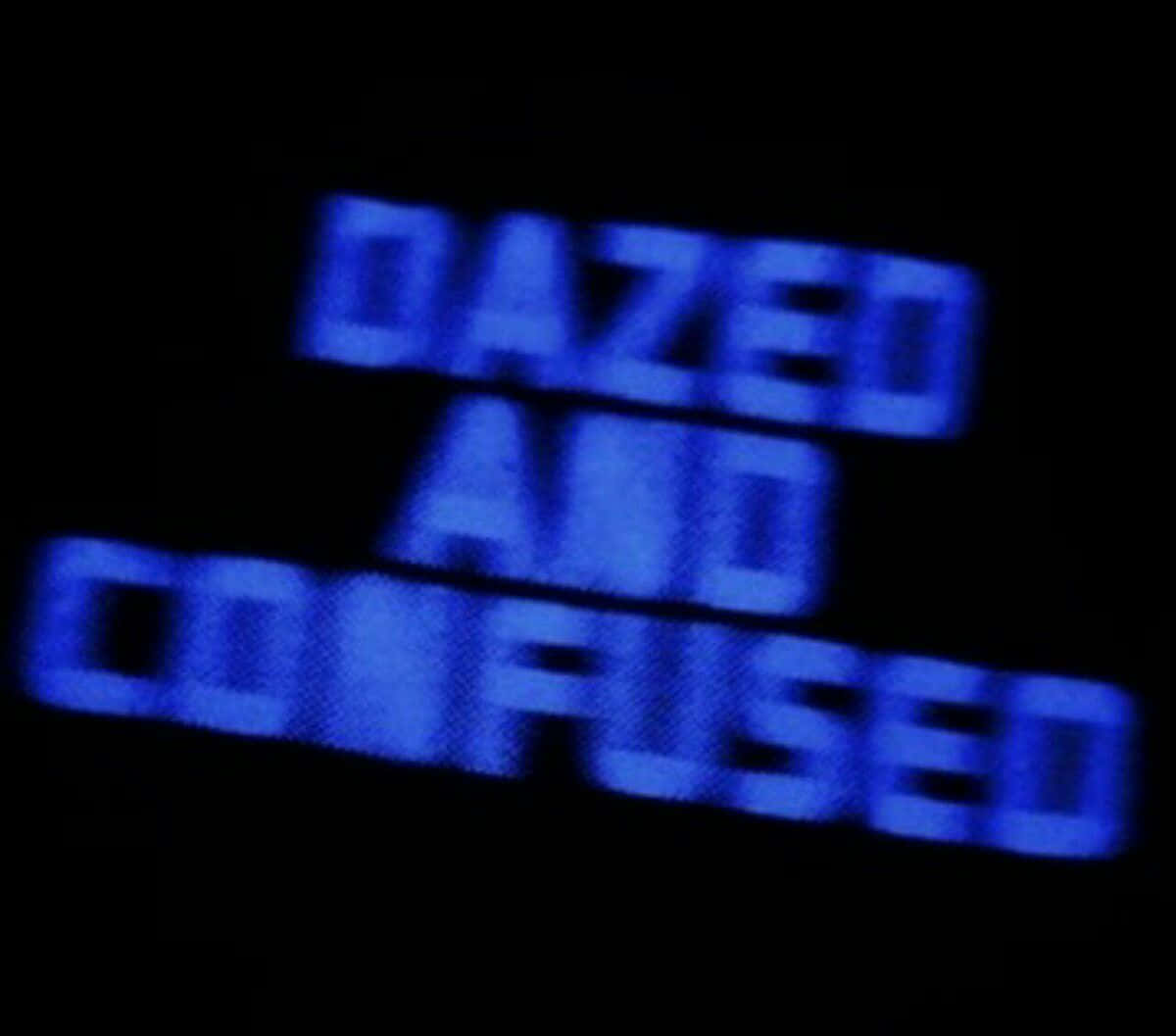 霓虹 桌布 壁紙 — 模糊的藍色像素文字顯示「dazed and confused」，在黑色背景上發光。