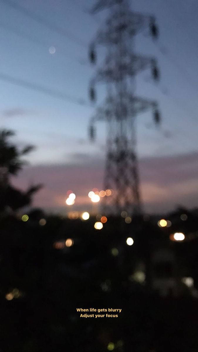 模糊的城市黃昏，電線和散景燈光 — 深色引言 壁紙