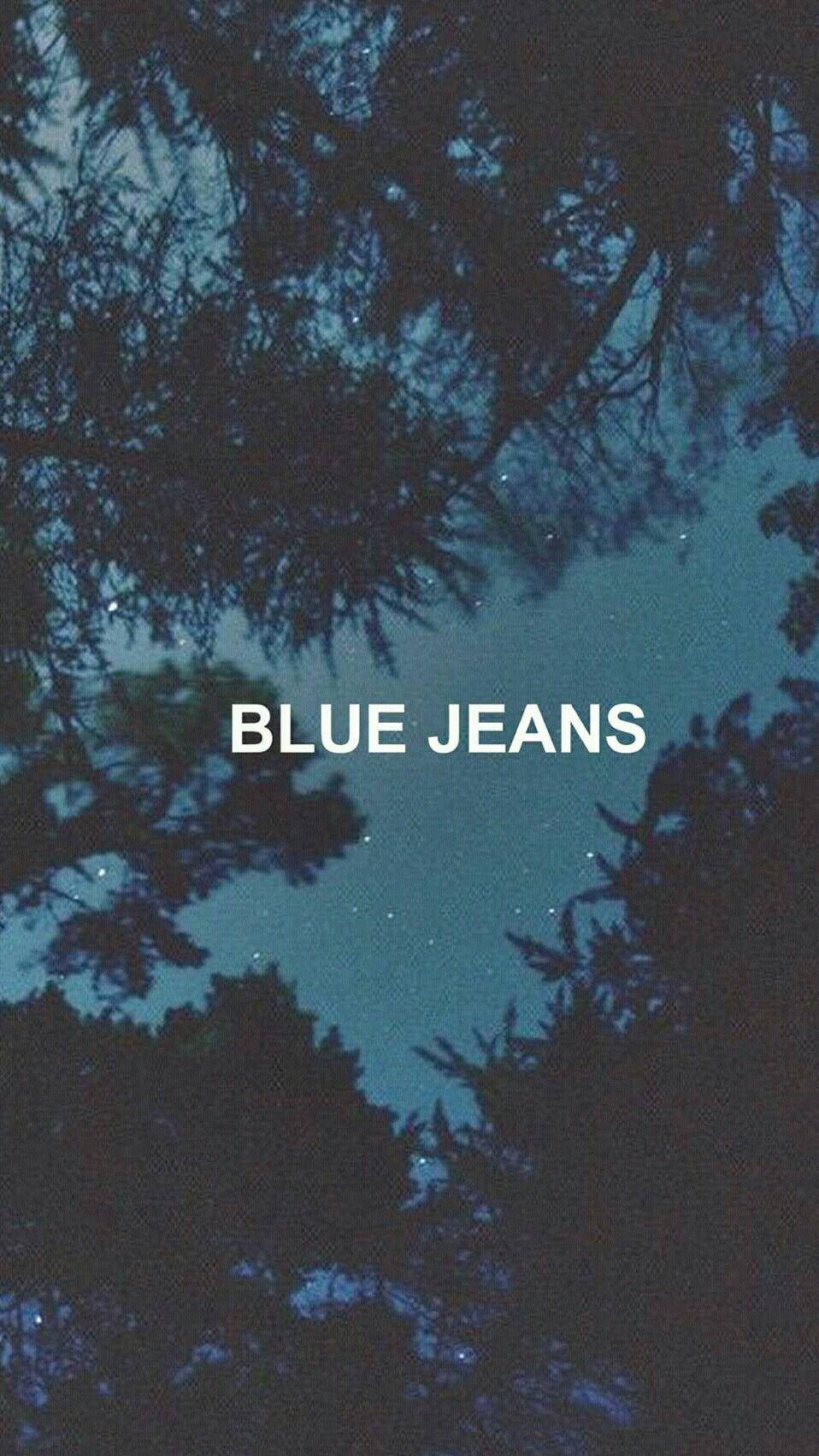 Grunge Emo Aesthetic 桌布 壁紙 — 樹枝剪影框住星空，中央有白色文字 blue jeans。
