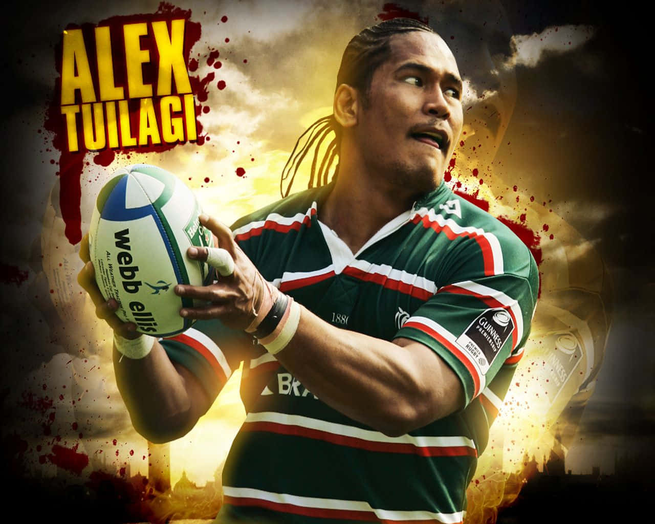 橄欖球 桌布 壁紙 — 橄欖球運動員 Alex Tuilagi 身穿綠色條紋球衣，在戲劇性的火熱天空和血濺效果下持球。