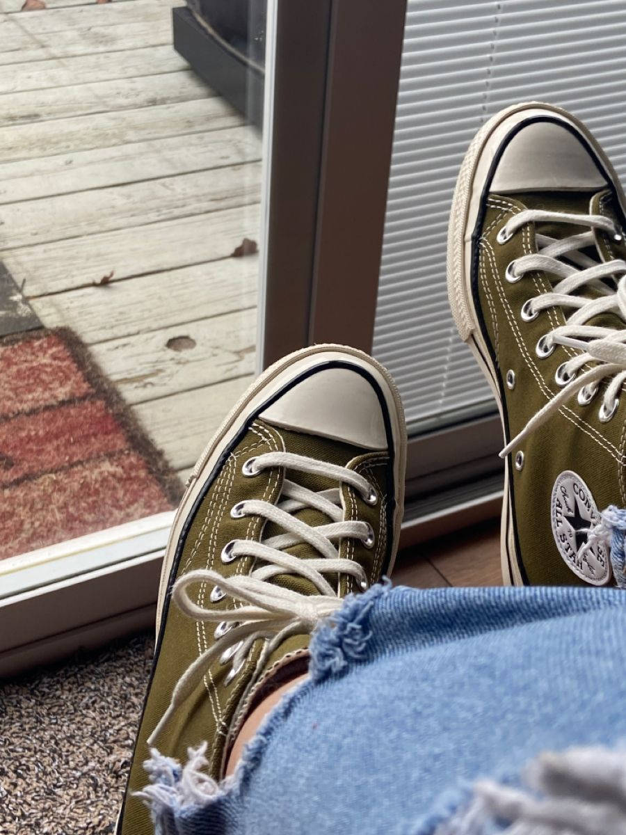 Green Shoes 桌布 壁紙 — 橄欖綠色Converse運動鞋搭配白色鞋帶，放在窗台上，旁邊是磨損的藍色牛仔褲。