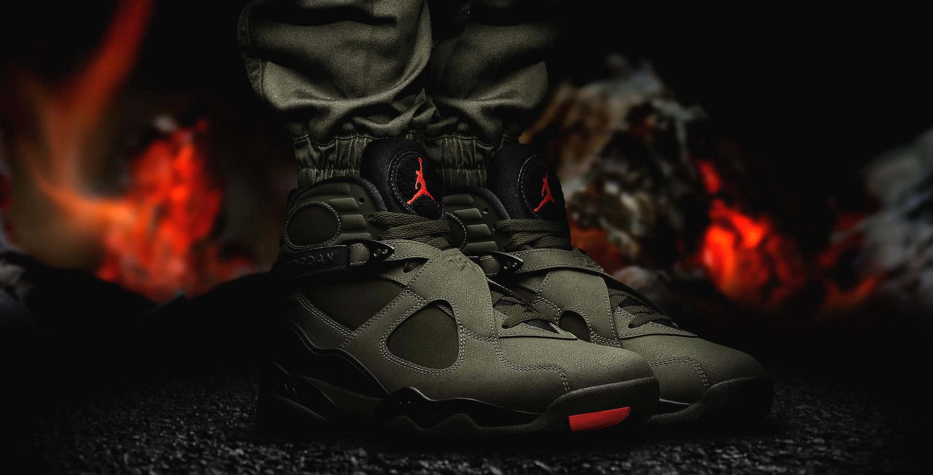 桌布 壁紙 — 橄欖綠色Jordan 8運動鞋，帶紅色點綴，在黑暗環境中矗立在熊熊烈火前。