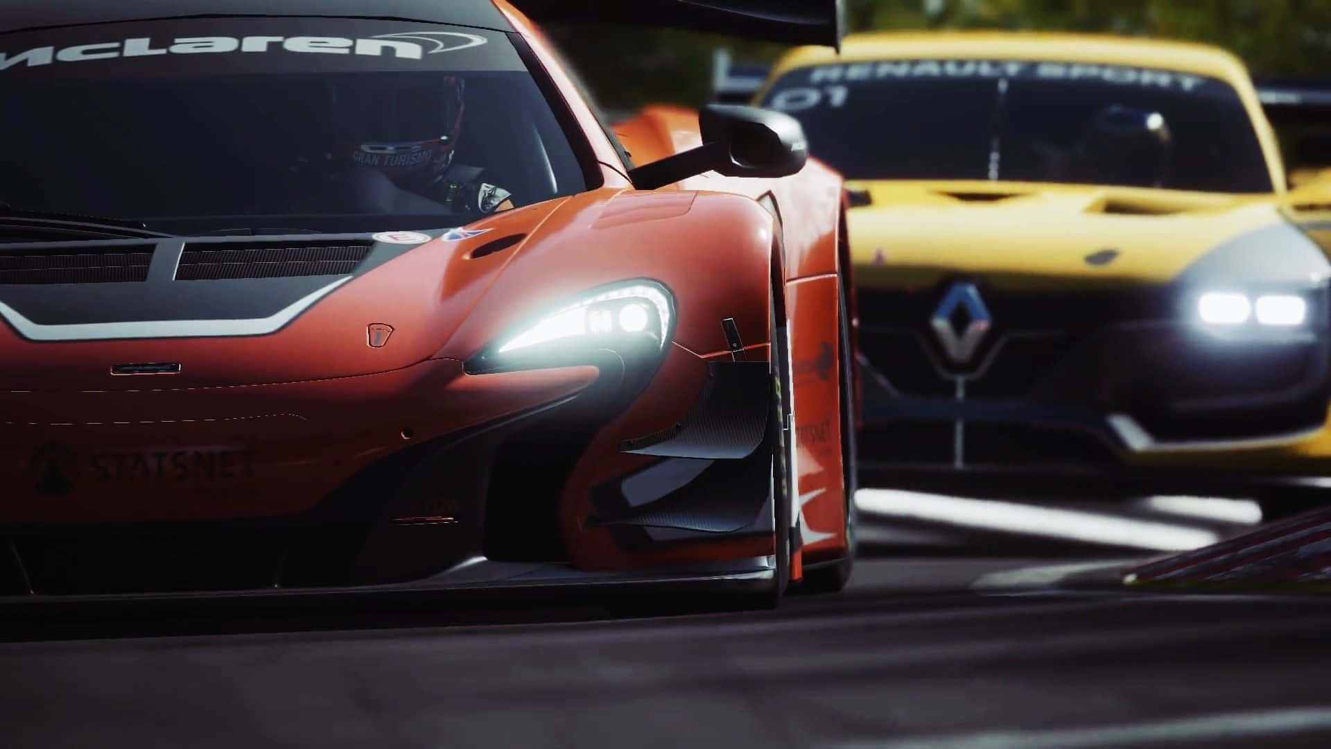 Racing Games 桌布 壁紙 — 橙色McLaren賽車亮著頭燈，在賽道上與黃色Renault Sport競賽的特寫。