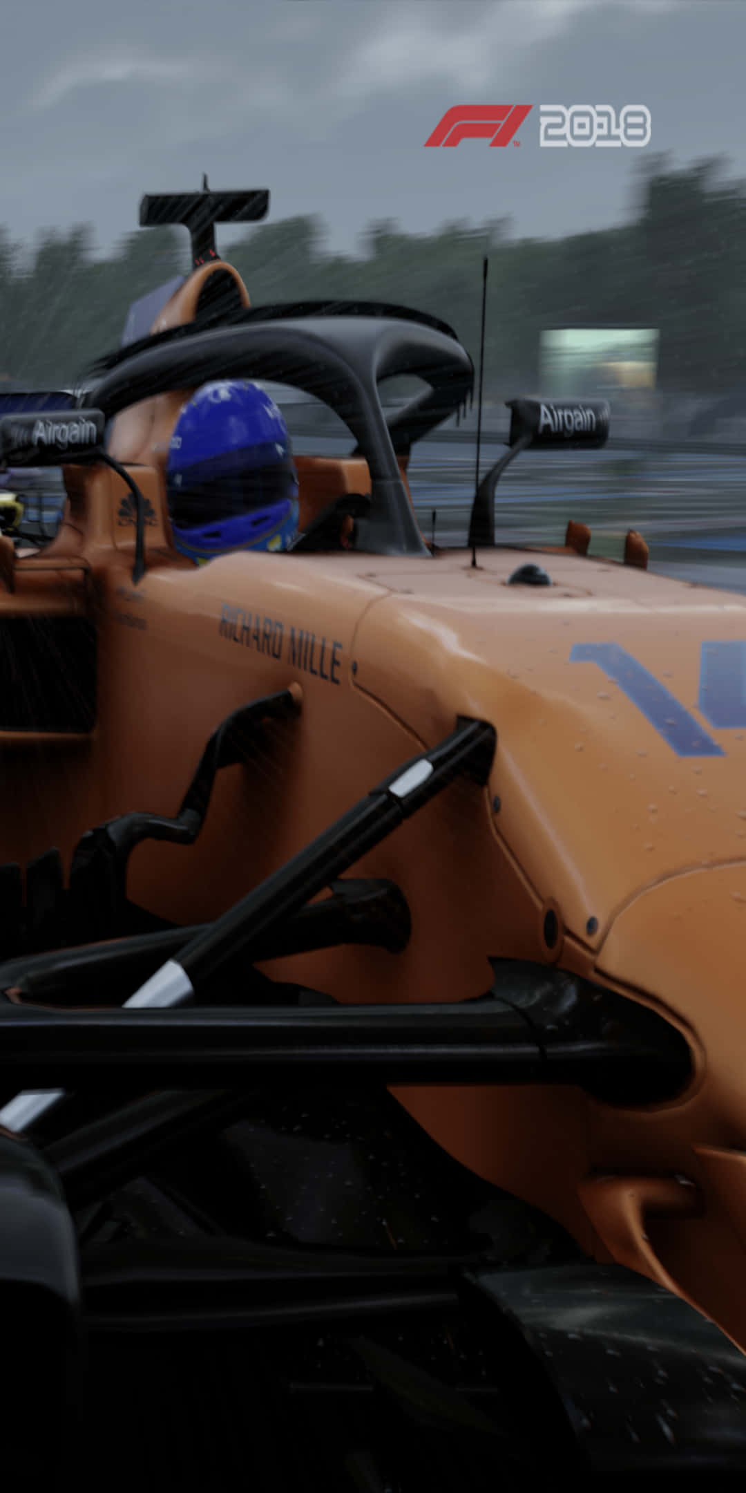 F1 桌布 壁紙 — 橙色一級方程式賽車近距離特寫，藍色頭盔車手在陰天下濕滑賽道上奔馳。