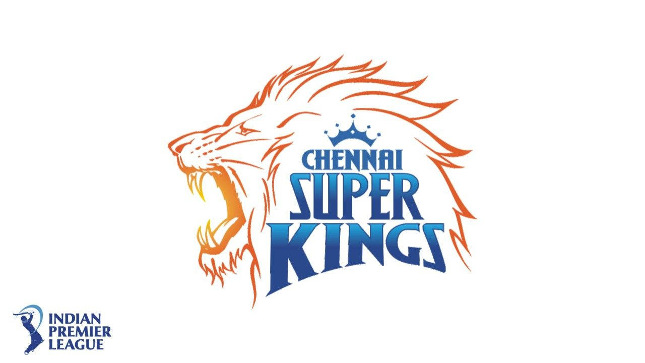 csk 2021 桌布 壁紙 — 橙色和藍色的咆哮獅子頭，上面有 'Chennai Super Kings' 文字和皇冠。