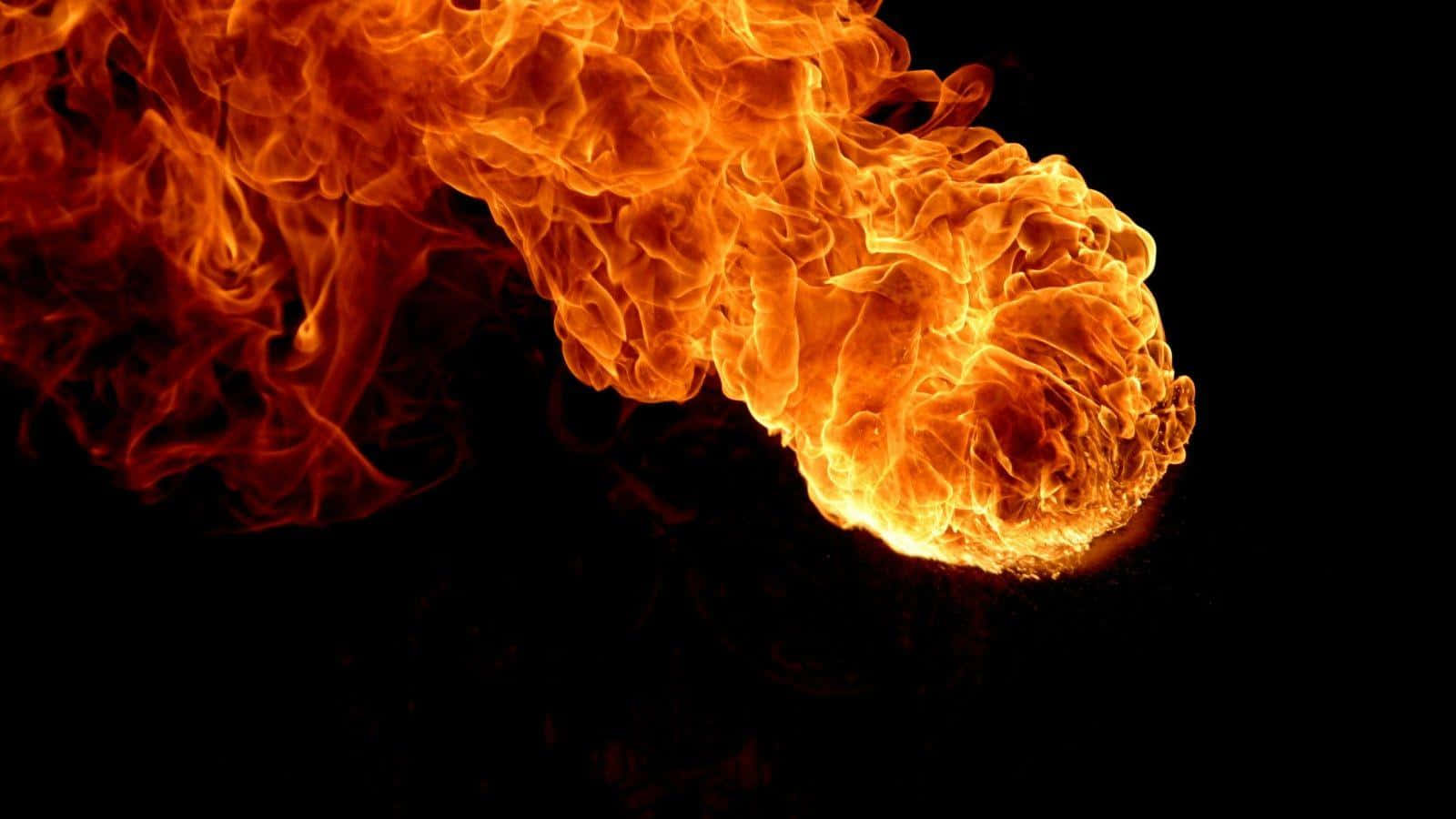3d Fire 桌布 壁紙 — 橙色和黃色的火焰動態爆發，在純黑背景上盤旋，發出強烈光芒。