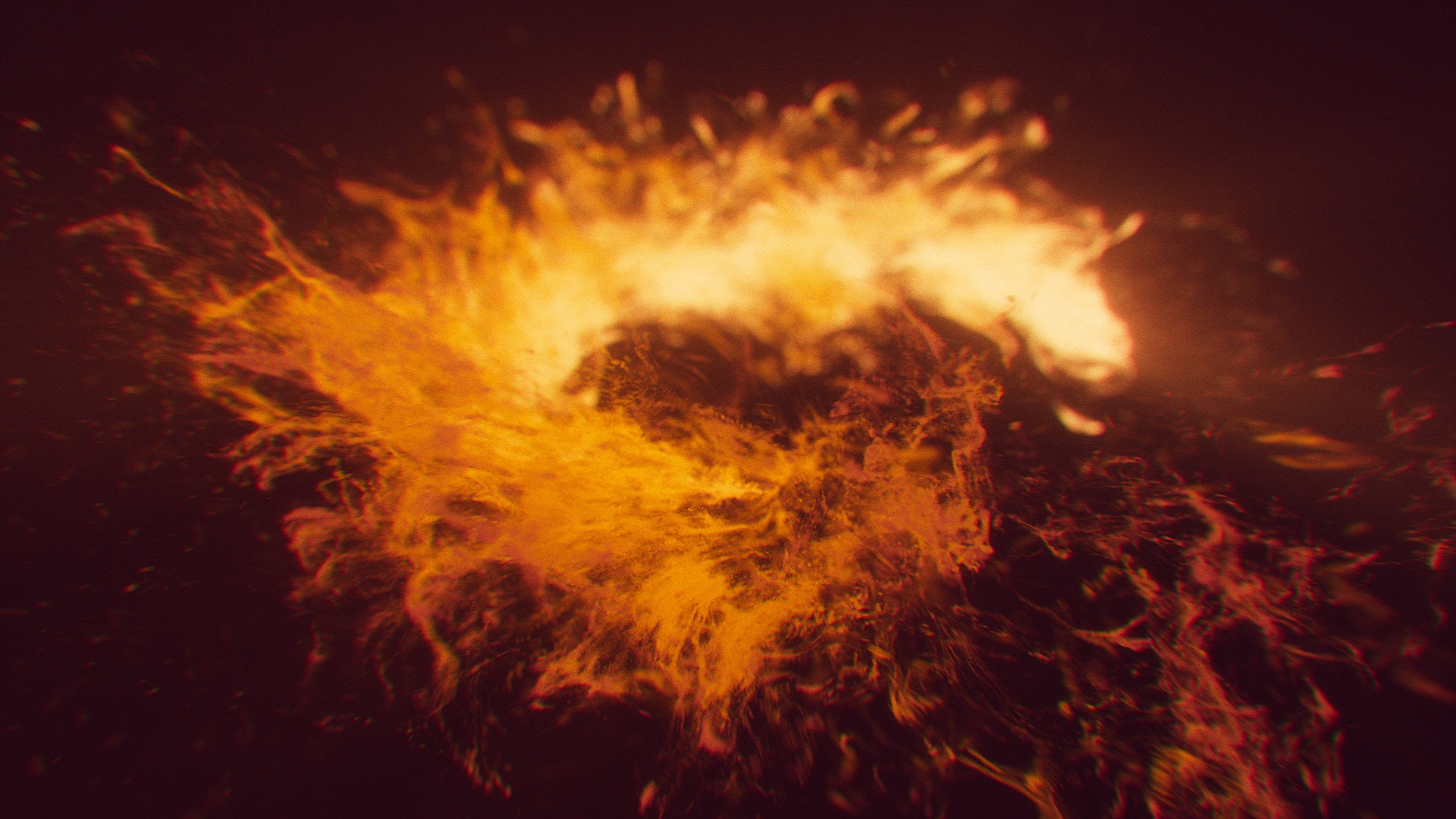 Flame 桌布 壁紙 — 橙色和黃色的火焰在黑暗背景上猛烈爆發，周圍漂浮著發光的餘燼。