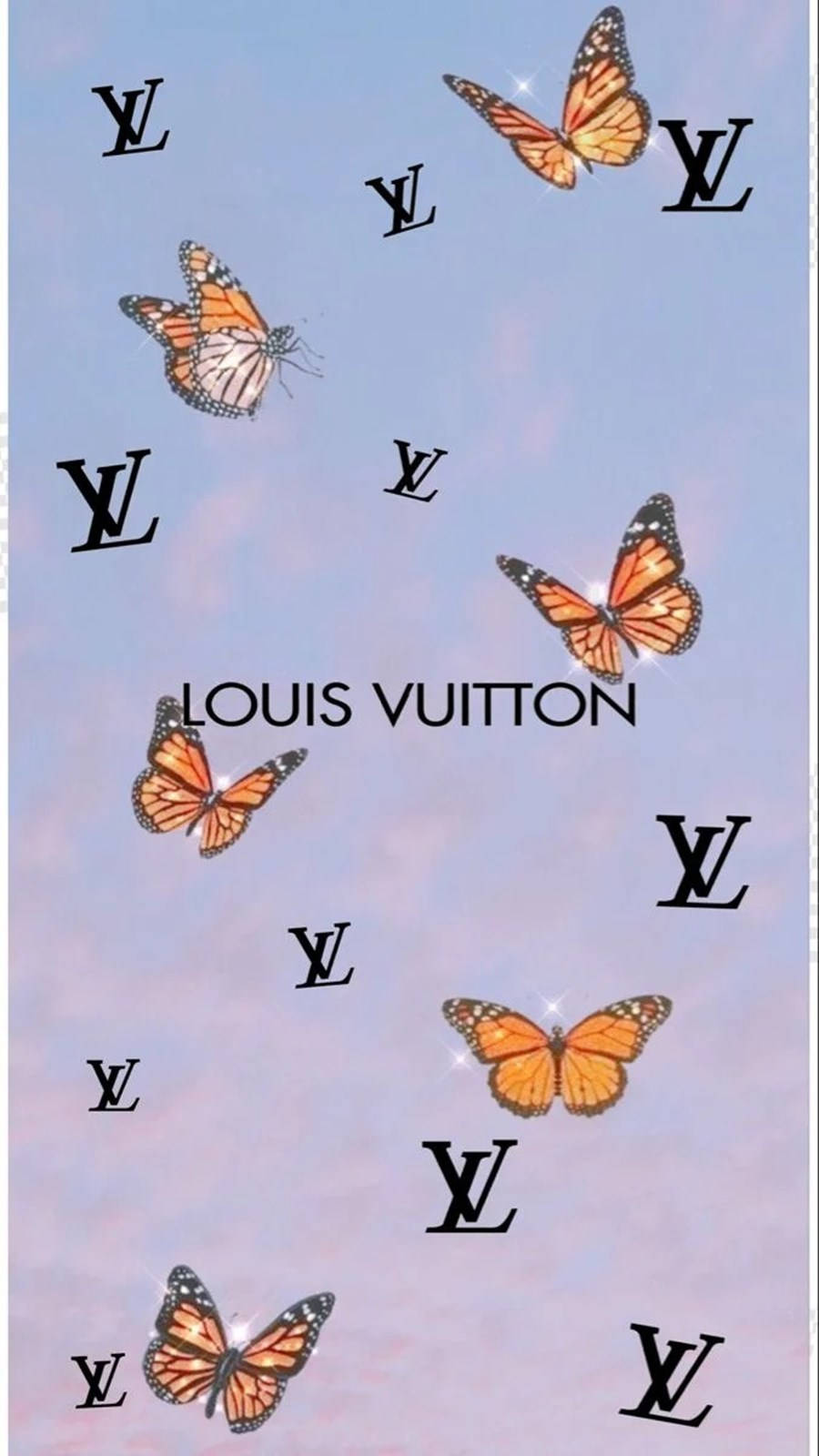 Louis Vuitton Aesthetic 桌布 壁紙 — 橙色帝王蝶在柔和的薰衣草色天空中飛舞，天空散佈著黑色 Louis Vuitton 標誌和品牌文字。